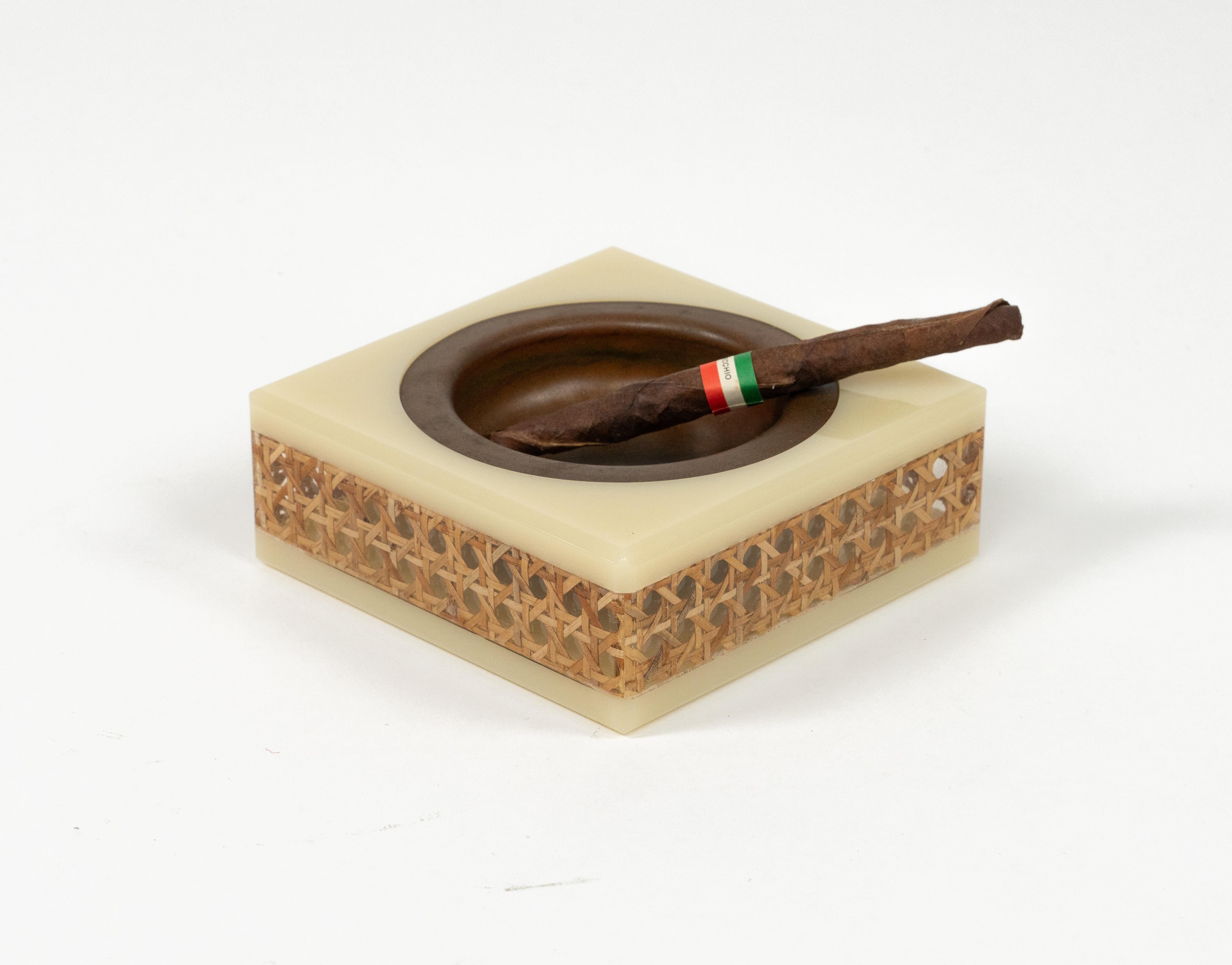 Cendrier du milieu du siècle dernier, en acrylique, rotin et cuivre, style Christian Dior, Italie 1970 Bon état - En vente à Rome, IT