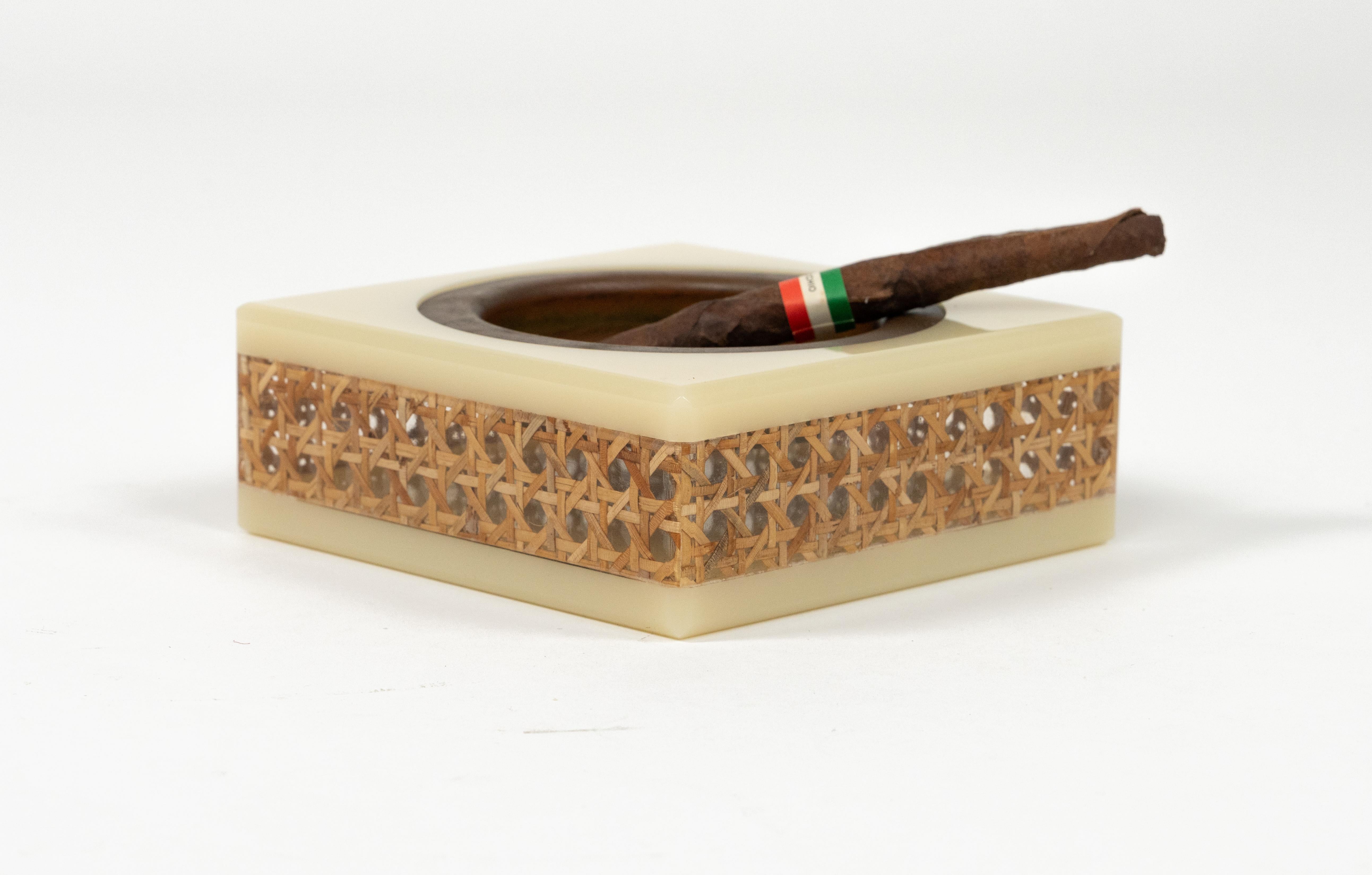 Métal Cendrier du milieu du siècle dernier, en acrylique, rotin et cuivre, style Christian Dior, Italie 1970 en vente
