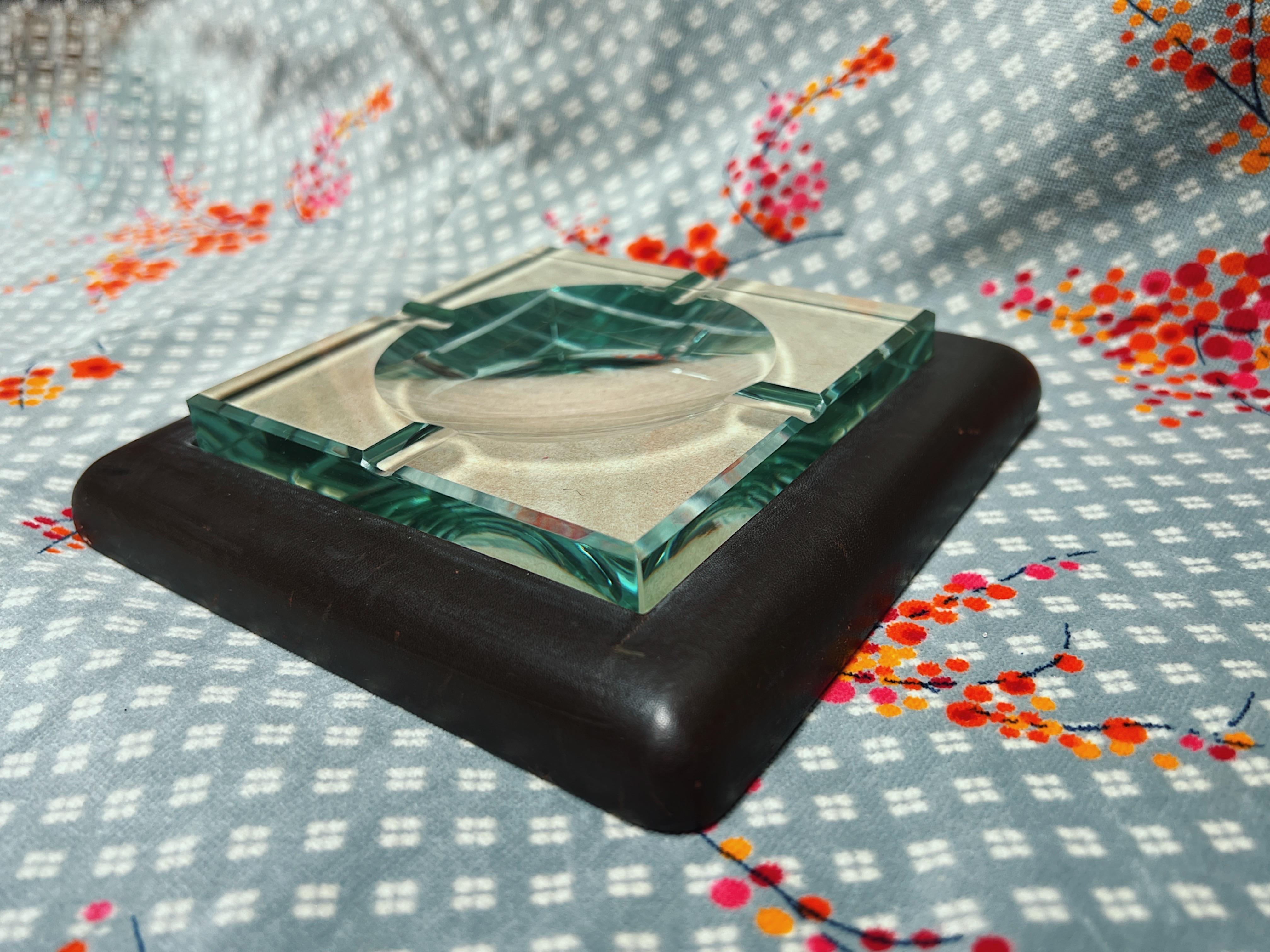 Cenicero de mediados de siglo de Fontana Arte Cristal y cuero Italia, años 60 en venta 1