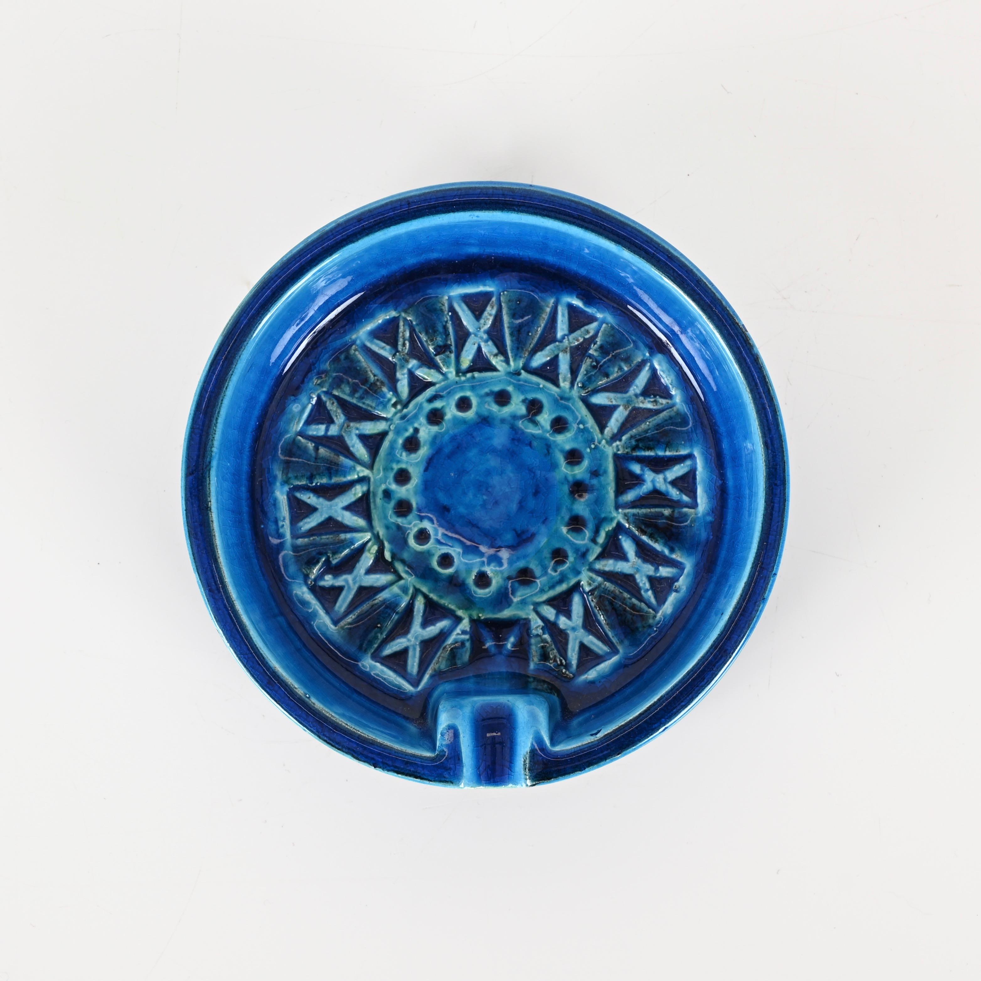 Original and signed Mid-Century ashtray in a fantastic vibrant blue glazed ceramic (Rimini Blu). This amazing  and rare piece is signed on the bottom and was designed by Flavia Montelupo and produced by Bitossi in Italy during 1960s. 

This lovely
