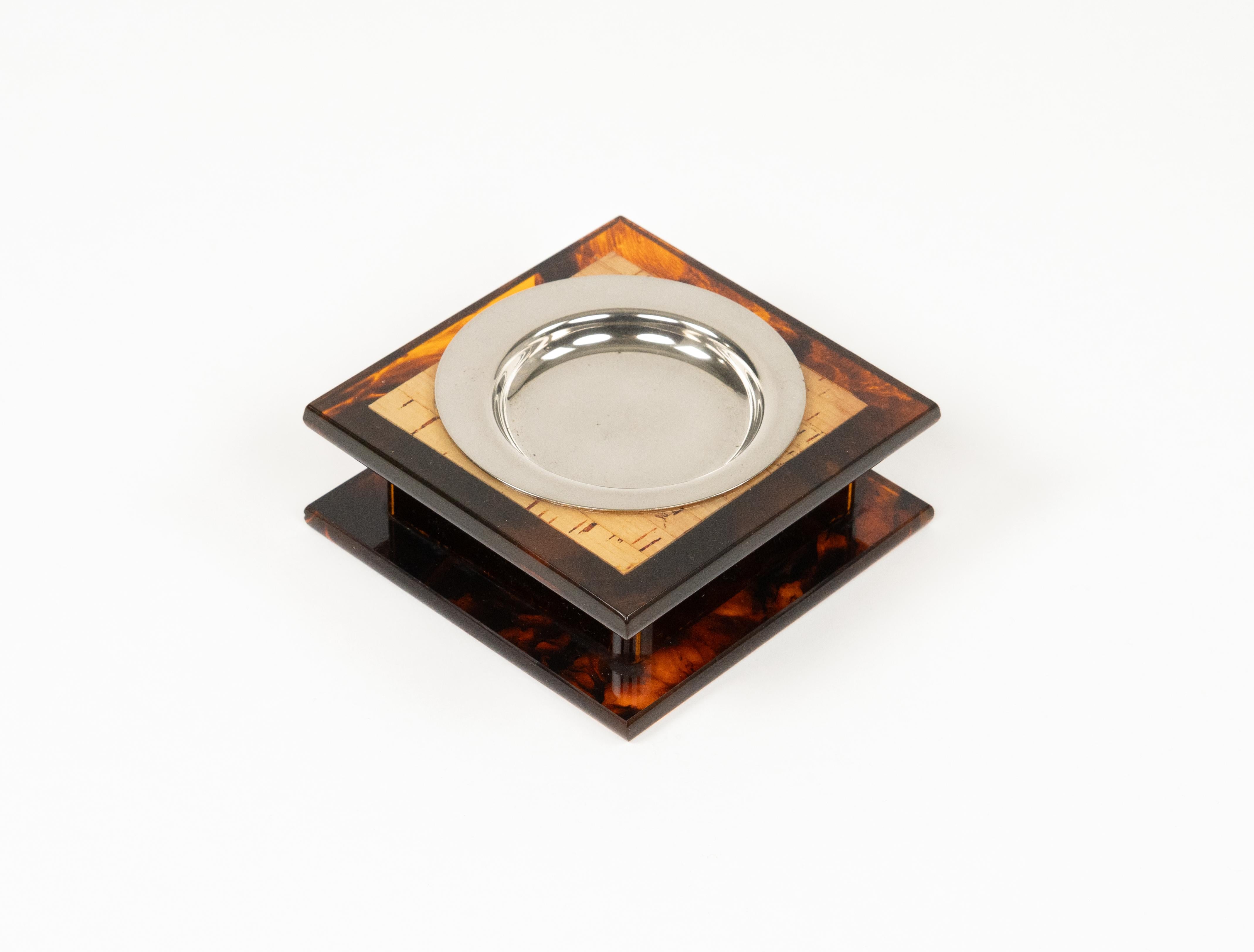 Midcentury beautiful squared ashtray in faux tortoiseshell lucite in the style of Christian Dior Home.

Made in Italy in the 1970s.

