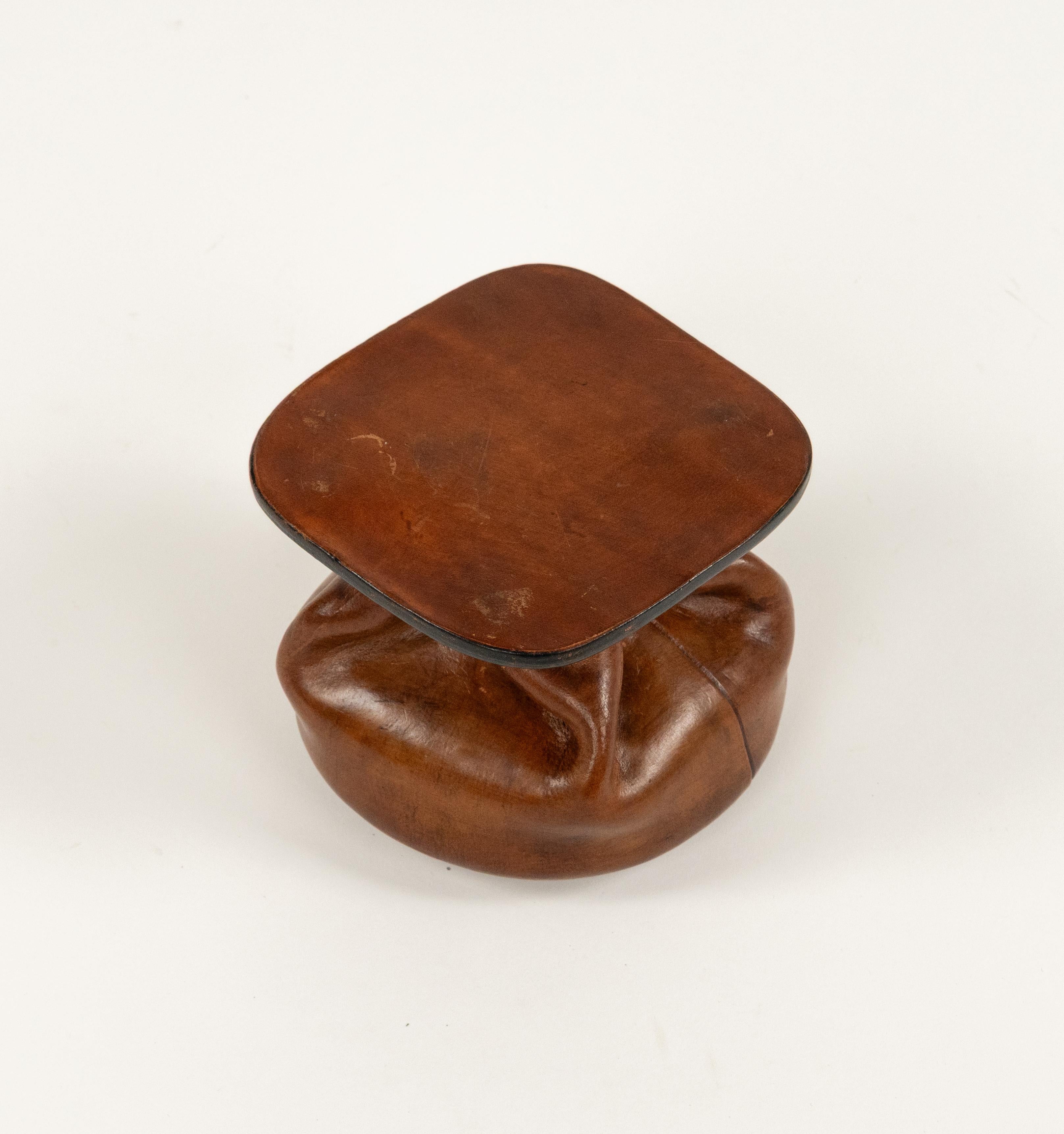 Midcentury Ashtray in Curved Leather and Glass Jacques Adnet Style, Italy 1970 For Sale 11