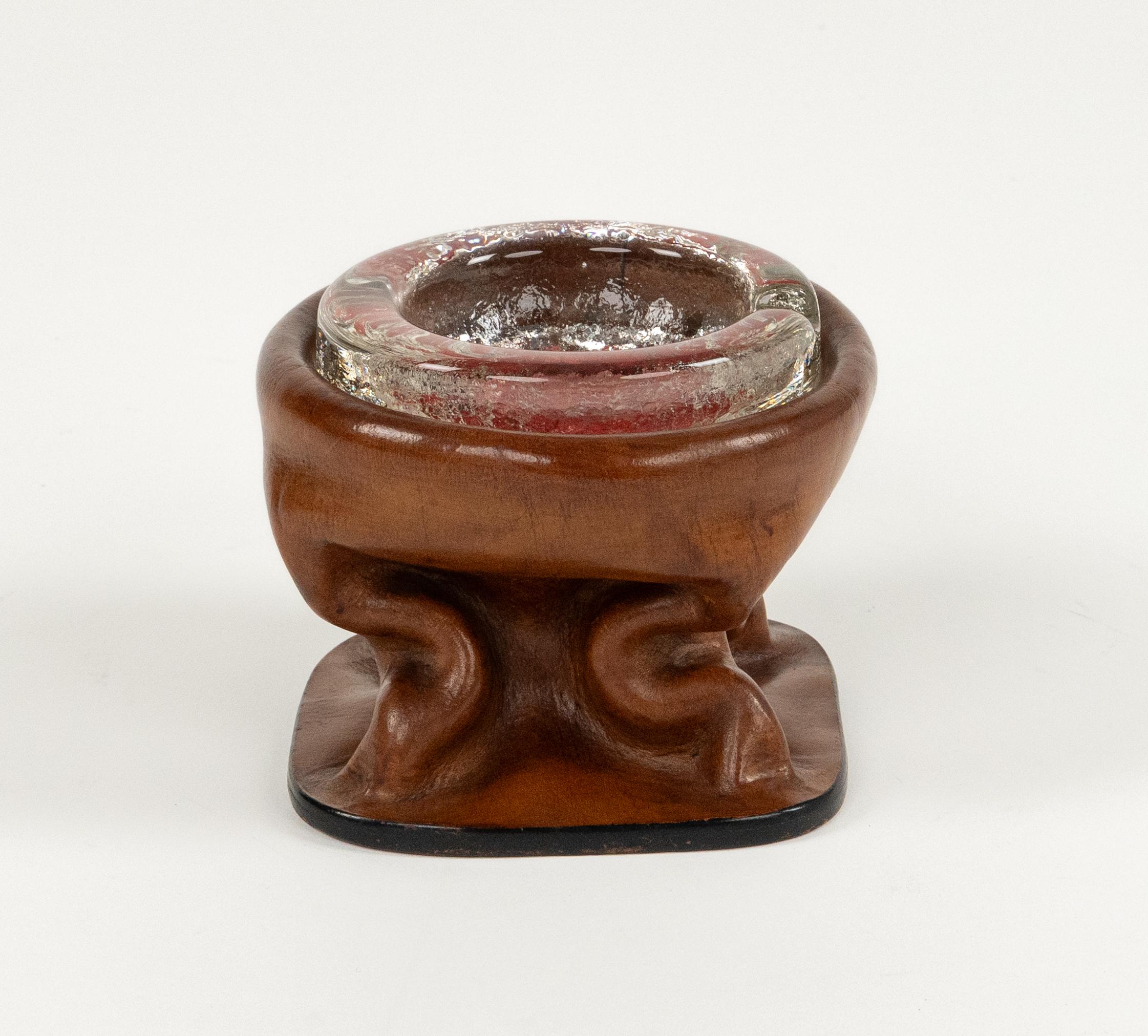 Midcentury amazing curved ashtray in brown leather and glass in the style of Jacques Adnet.

Made in Italy in the 1960s.

Perfect desk object or gift idea.