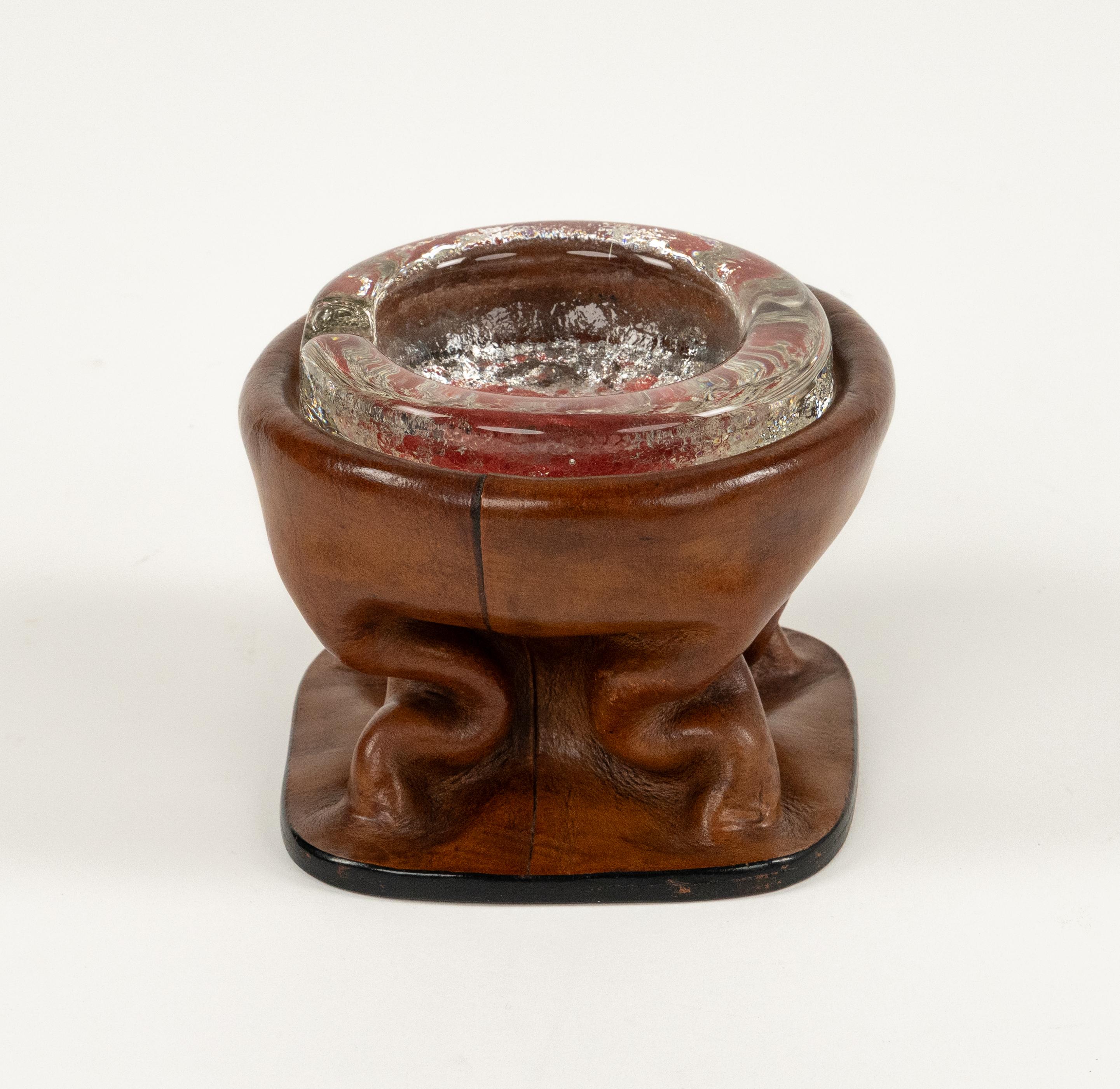 Midcentury Ashtray in Curved Leather and Glass Jacques Adnet Style, Italy 1970 In Good Condition For Sale In Rome, IT