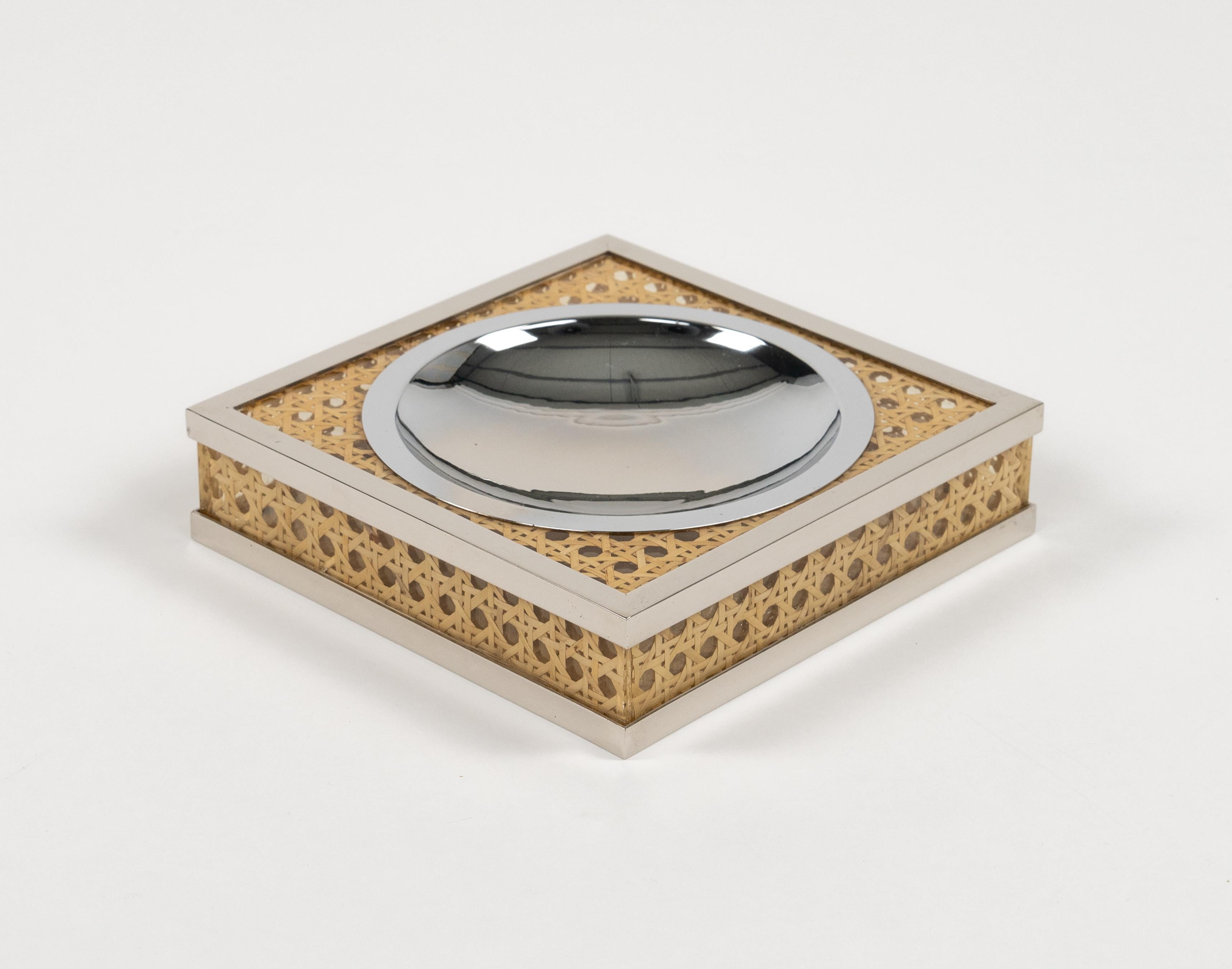 Midcentury schöne vide-poche oder Aschenbecher in Lucite, Rattan und Chrom im Stil von Christian Dior Stil.

Hergestellt in Italien in den 1970er Jahren.