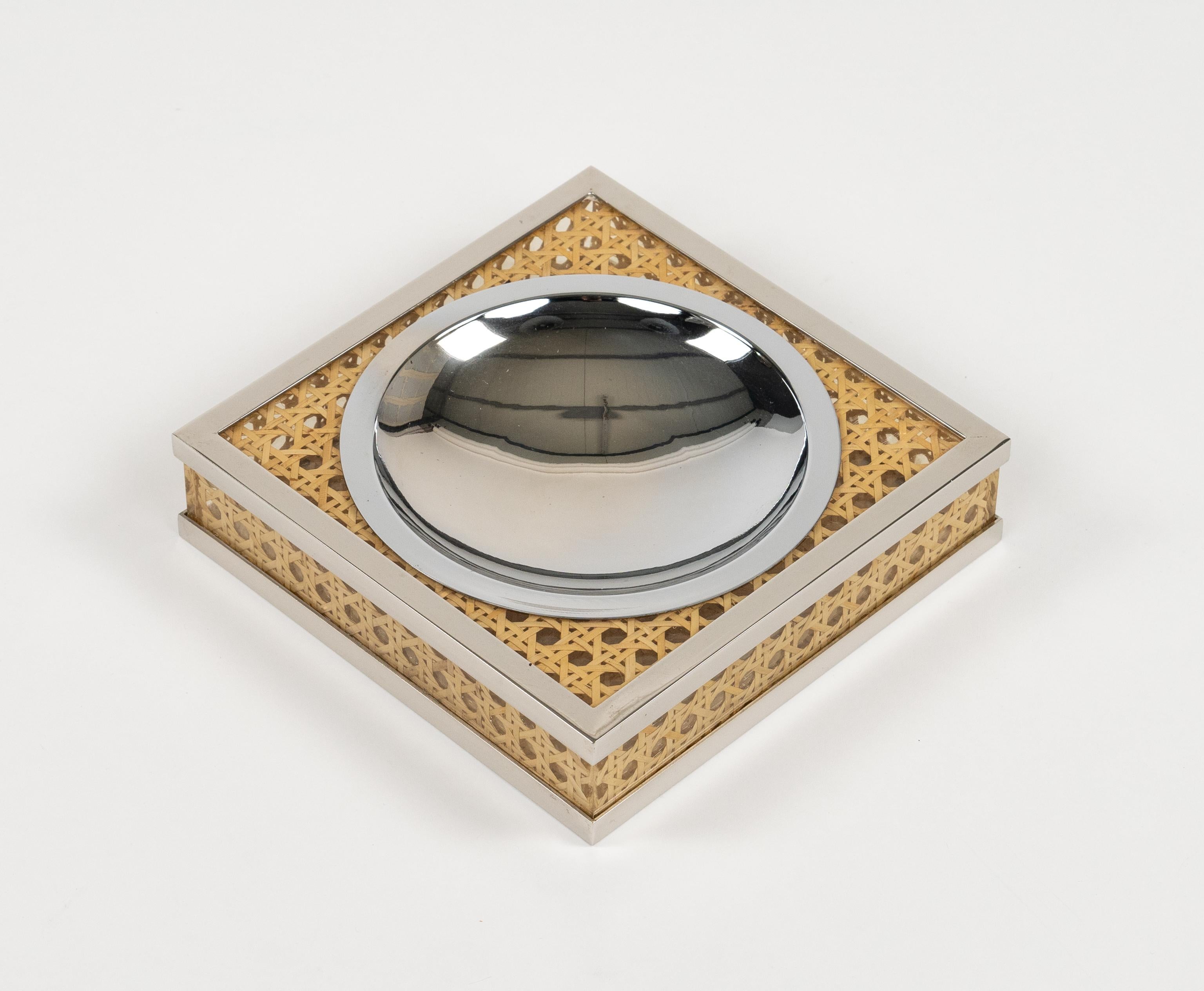 Aschenbecher aus Lucite, Rattan und Chrom im Christian Dior-Stil aus der Mitte des Jahrhunderts, Italien 1970er Jahre (Moderne der Mitte des Jahrhunderts) im Angebot