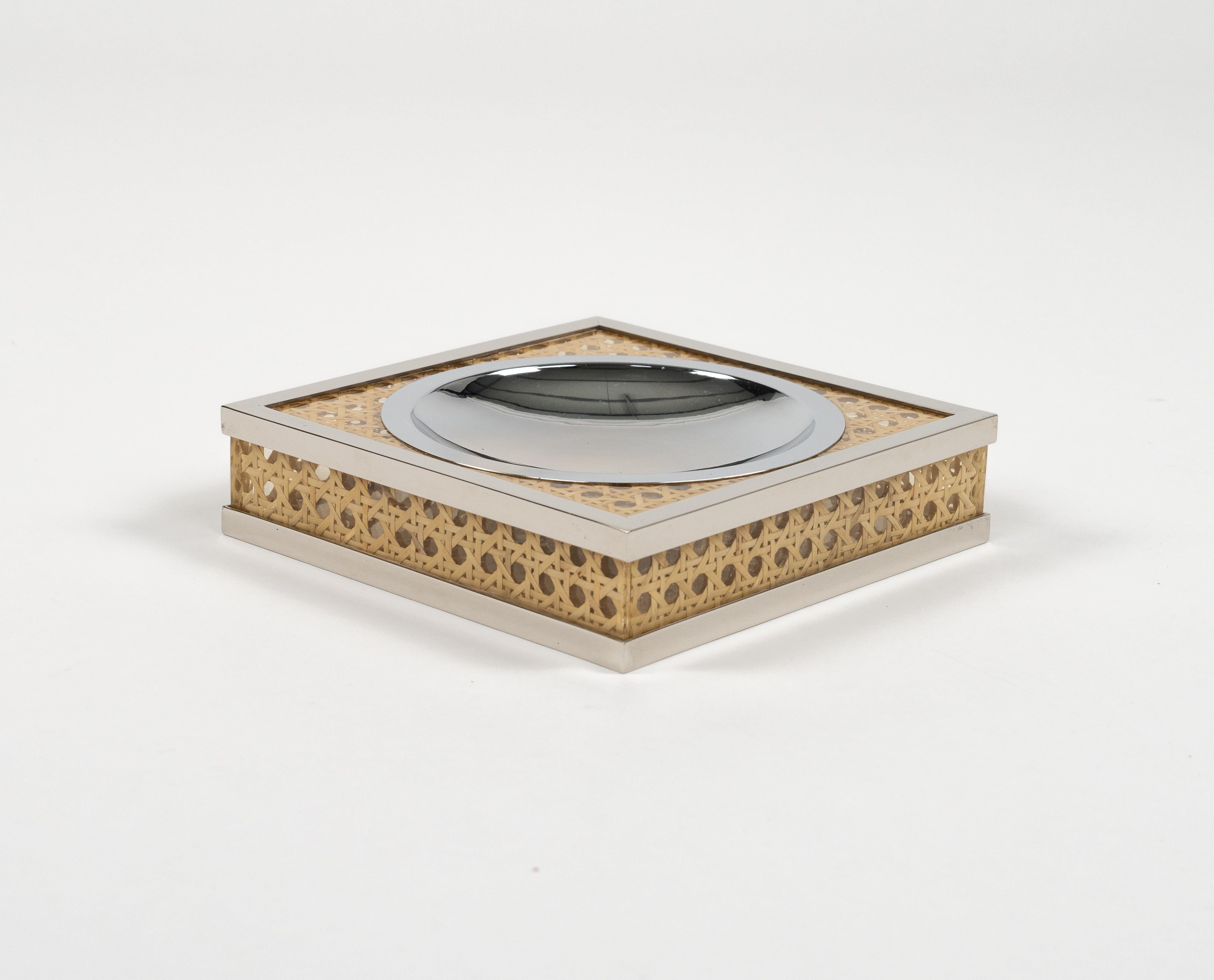 Aschenbecher aus Lucite, Rattan und Chrom im Christian Dior-Stil aus der Mitte des Jahrhunderts, Italien 1970er Jahre (Italienisch) im Angebot