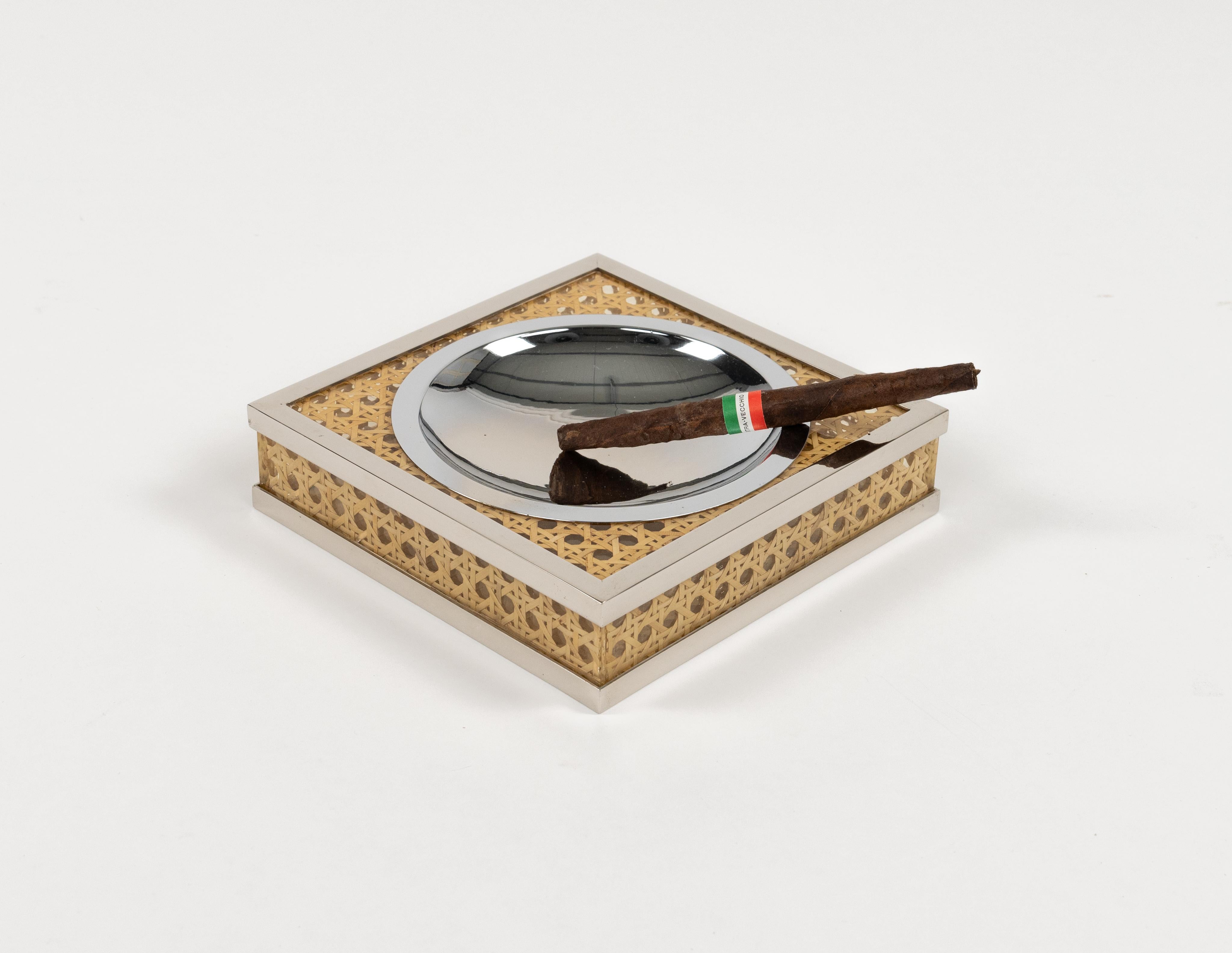 Aschenbecher aus Lucite, Rattan und Chrom im Christian Dior-Stil aus der Mitte des Jahrhunderts, Italien 1970er Jahre im Zustand „Gut“ im Angebot in Rome, IT
