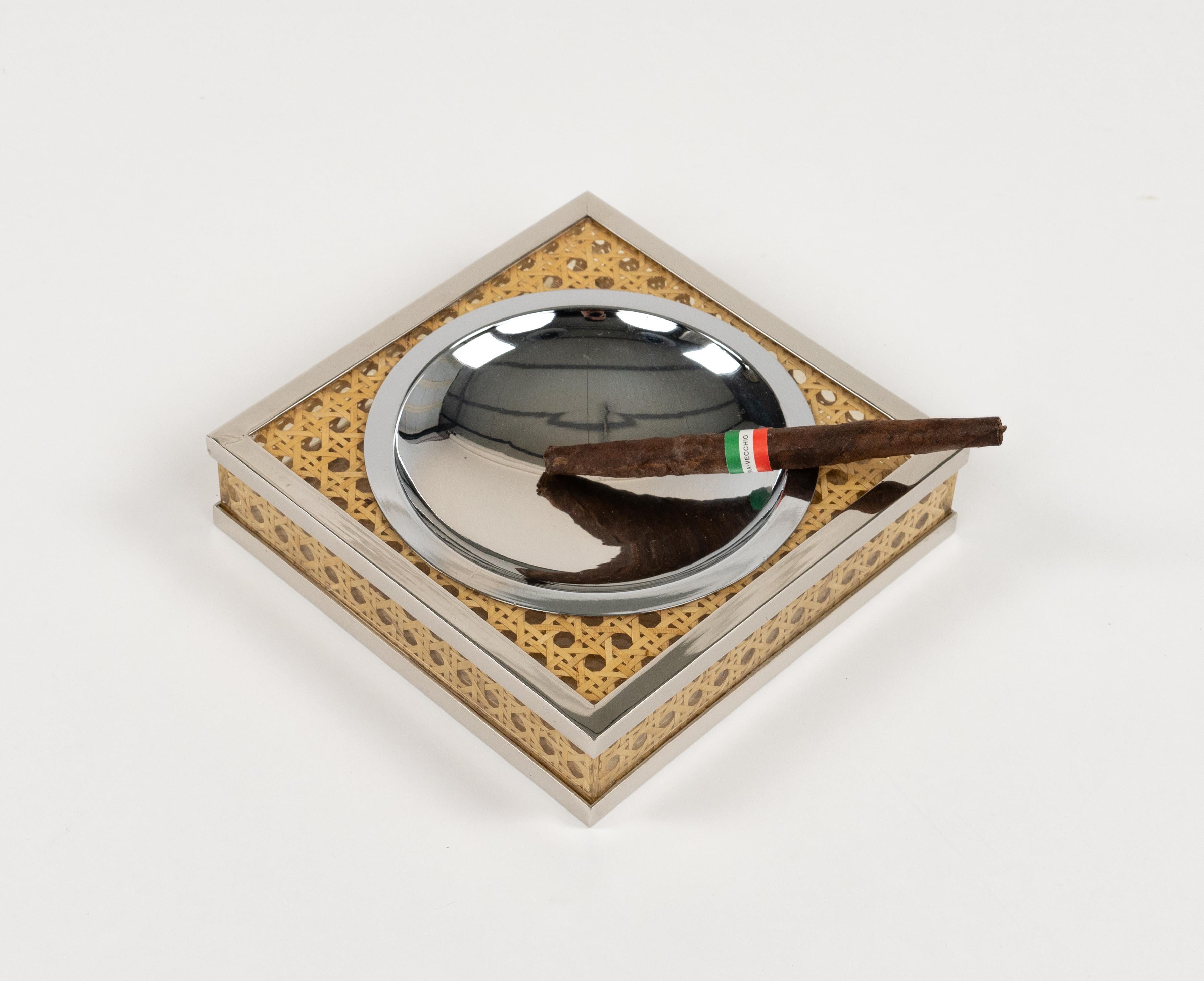 Aschenbecher aus Lucite, Rattan und Chrom im Christian Dior-Stil aus der Mitte des Jahrhunderts, Italien 1970er Jahre (Ende des 20. Jahrhunderts) im Angebot