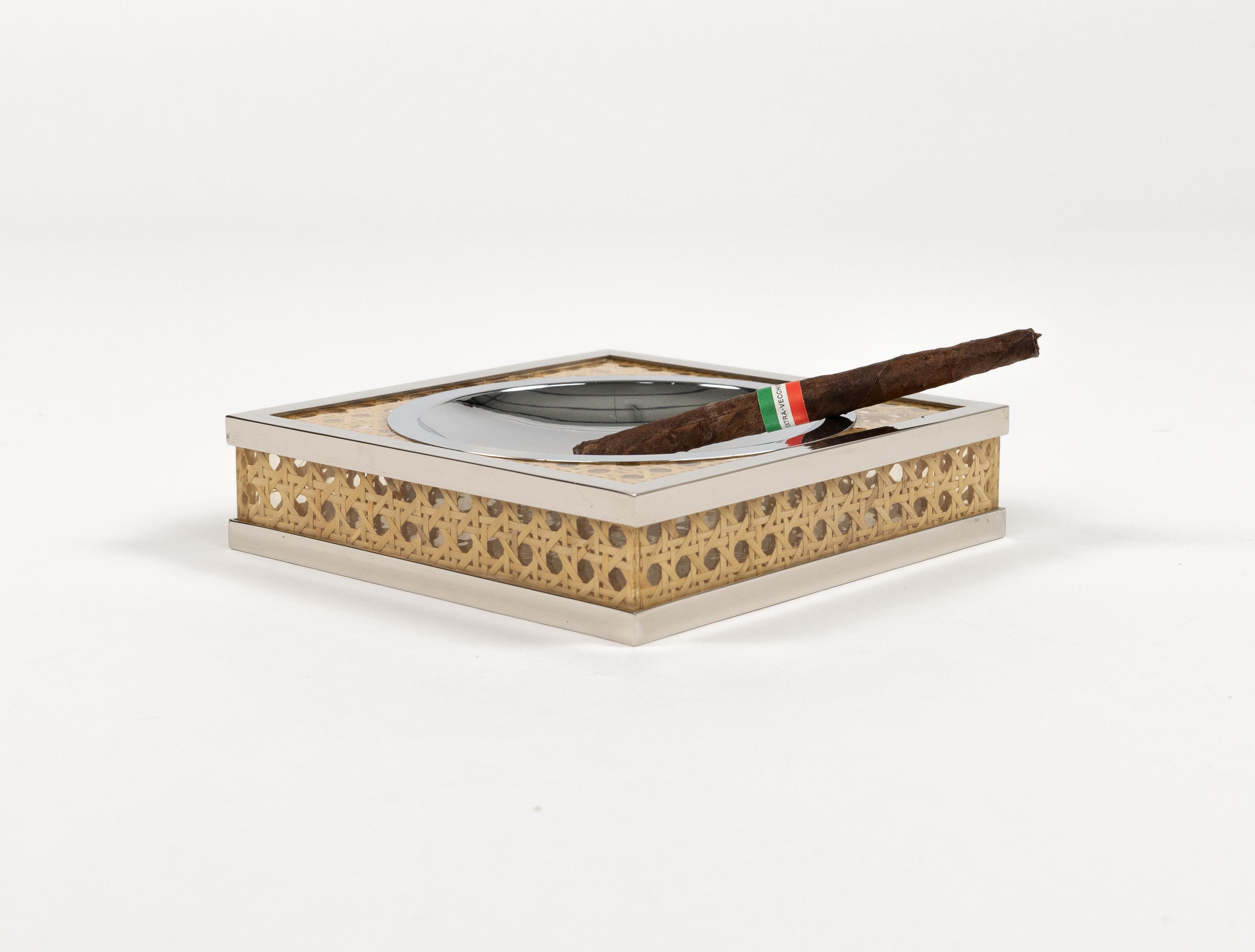 Aschenbecher aus Lucite, Rattan und Chrom im Christian Dior-Stil aus der Mitte des Jahrhunderts, Italien 1970er Jahre (Metall) im Angebot