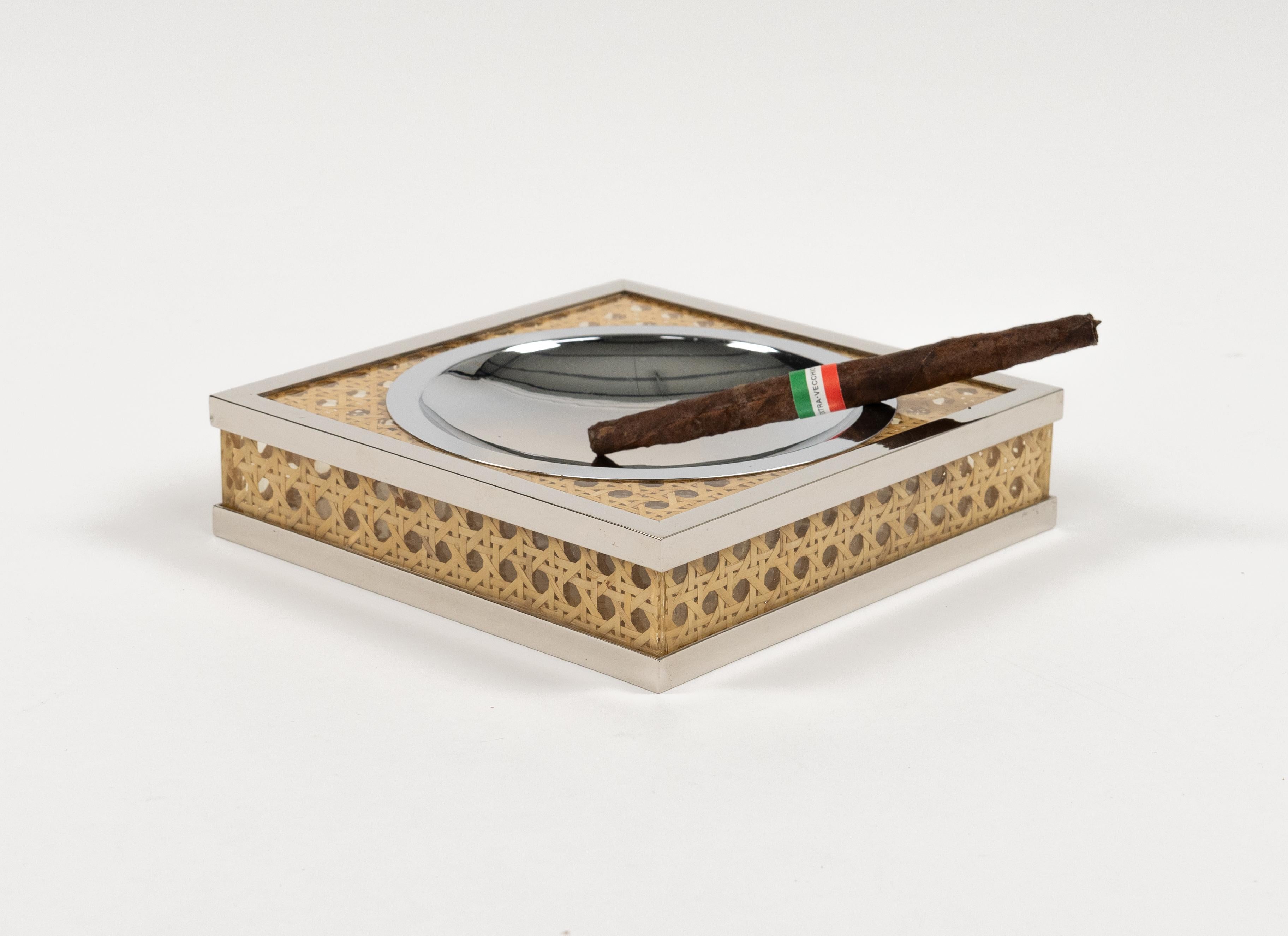 Aschenbecher aus Lucite, Rattan und Chrom im Christian Dior-Stil aus der Mitte des Jahrhunderts, Italien 1970er Jahre im Angebot 1