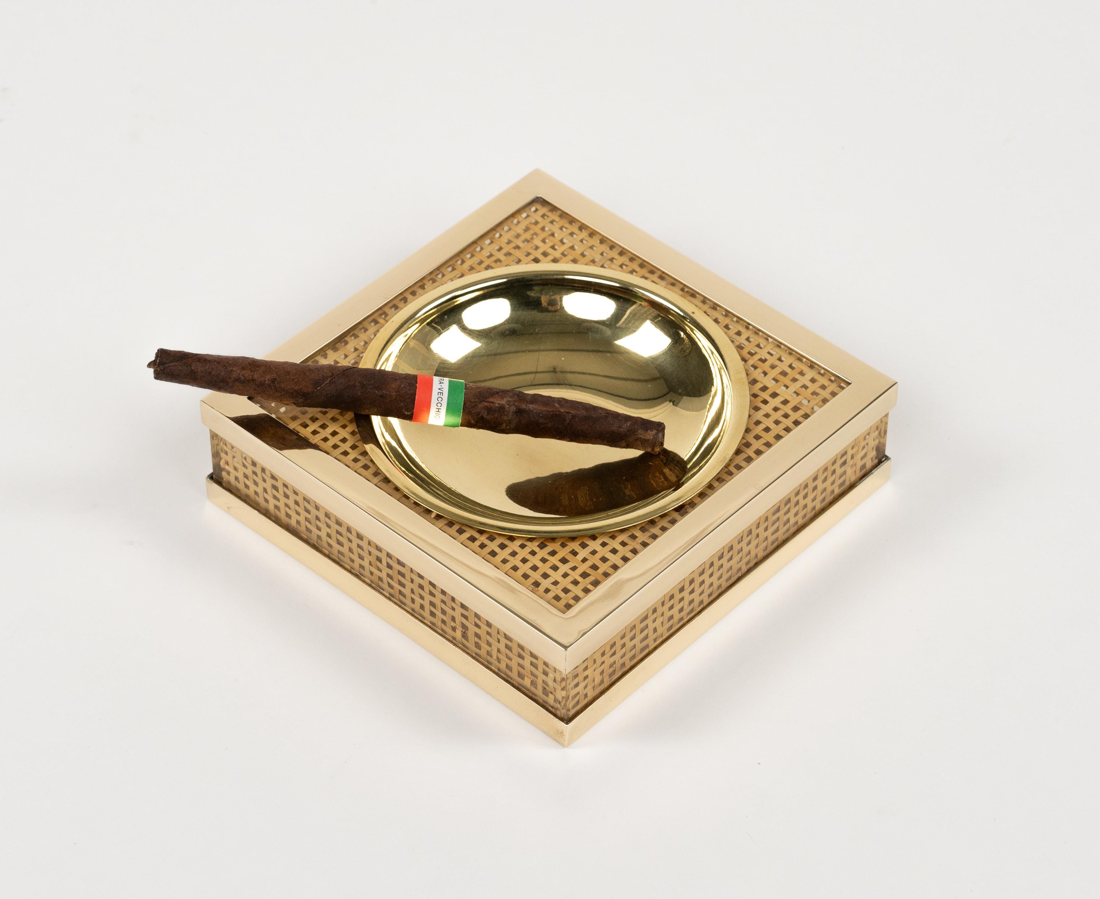 Cendrier du milieu du siècle dernier en Lucite, osier et laiton de style Christian Dior, Italie 1970 en vente 5