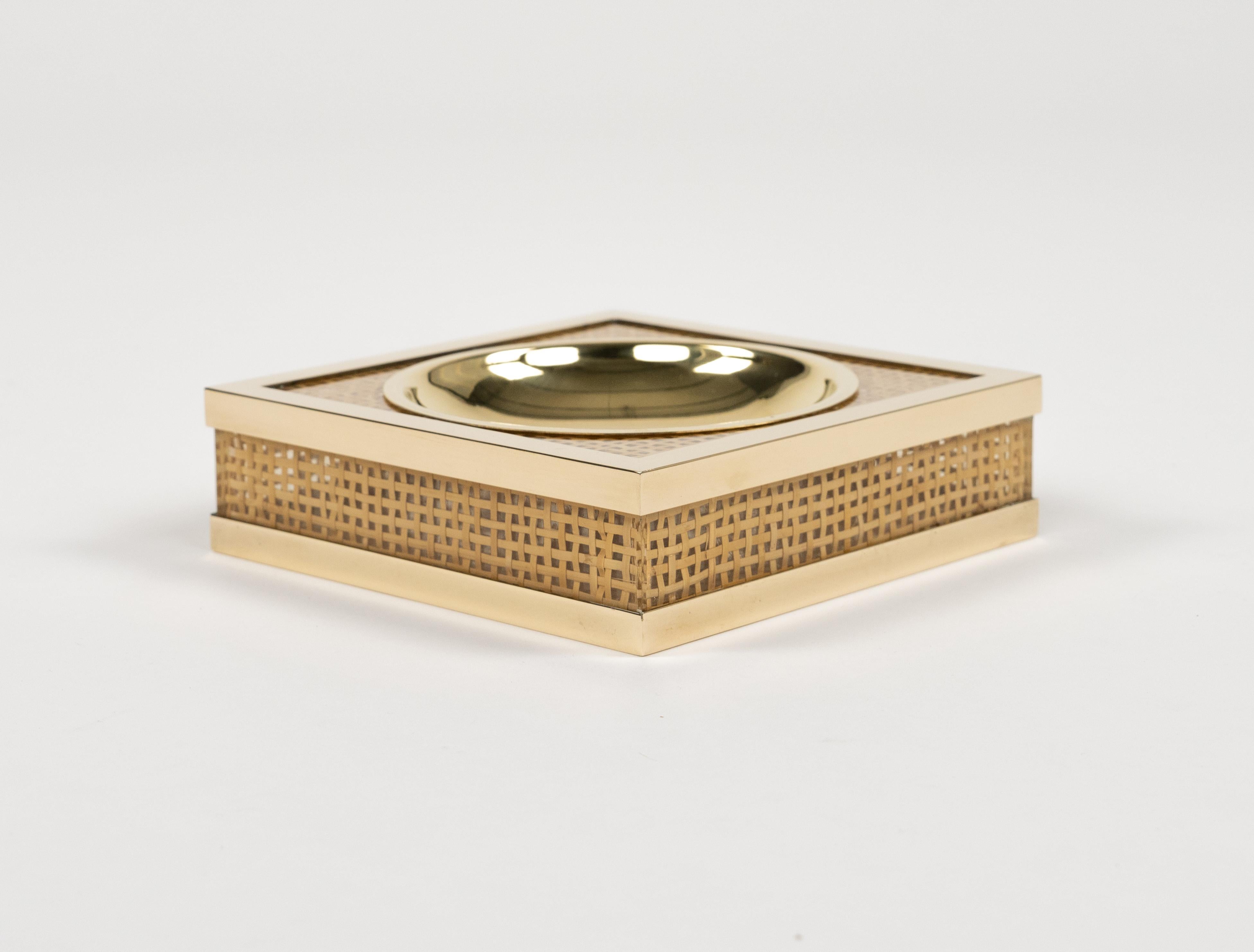 Mid-Century Modern Cendrier du milieu du siècle dernier en Lucite, osier et laiton de style Christian Dior, Italie 1970 en vente