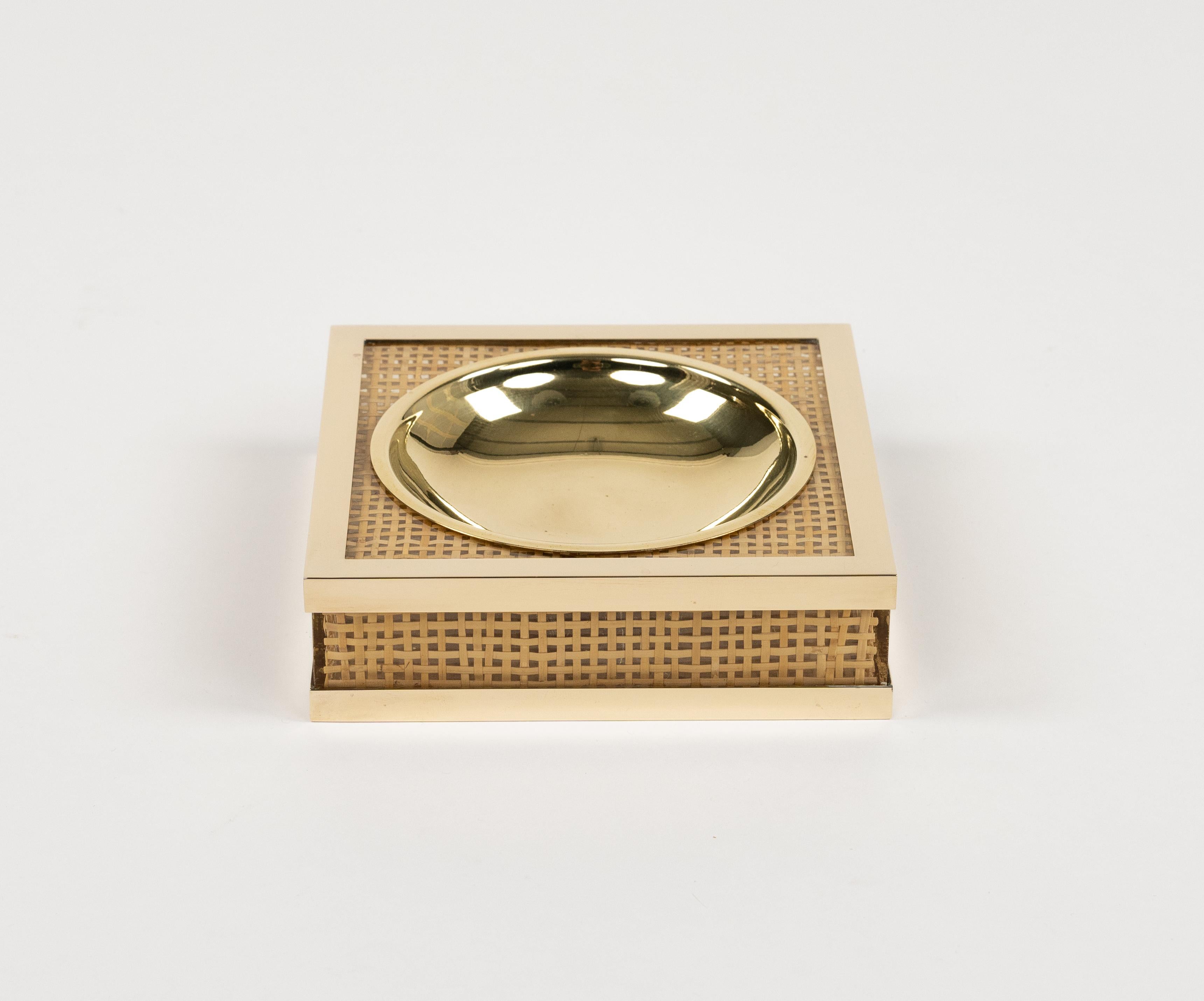 Métal Cendrier du milieu du siècle dernier en Lucite, osier et laiton de style Christian Dior, Italie 1970 en vente
