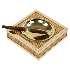 Cenicero de mediados de siglo en lucita, mimbre y latón Estilo Christian Dior, Italia Años 70