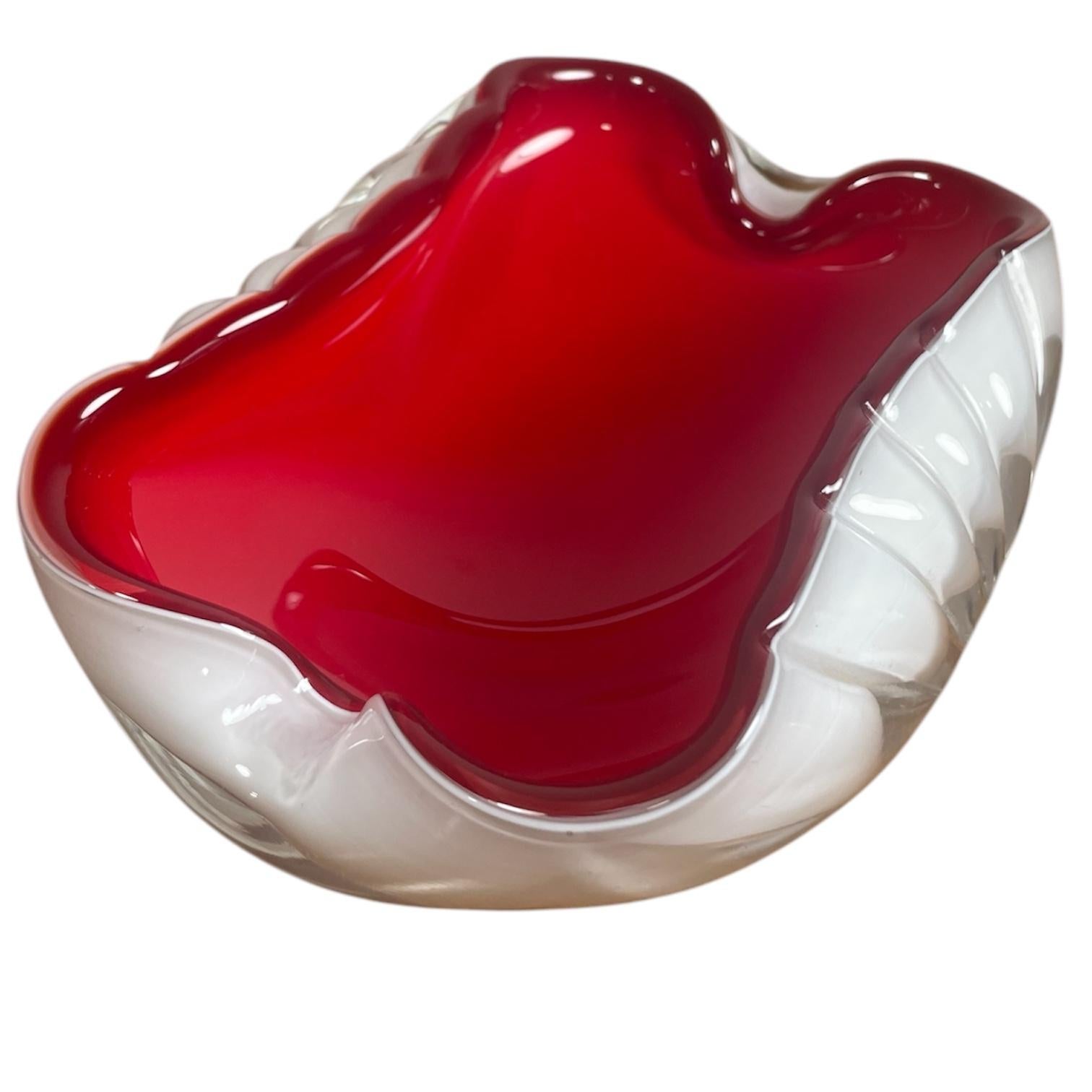 Bellissimo design in cristallo incapsulato rosso e bianco con base piatta e lucida.
Condizioni eccellenti, nessuna scheggiatura o incrinatura, solo un'usura minore.