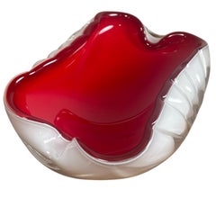 Aschenbecher aus Murano-Glas aus der Mitte des Jahrhunderts, rot-weißes Kunstglas, Italien, 1950er Jahre