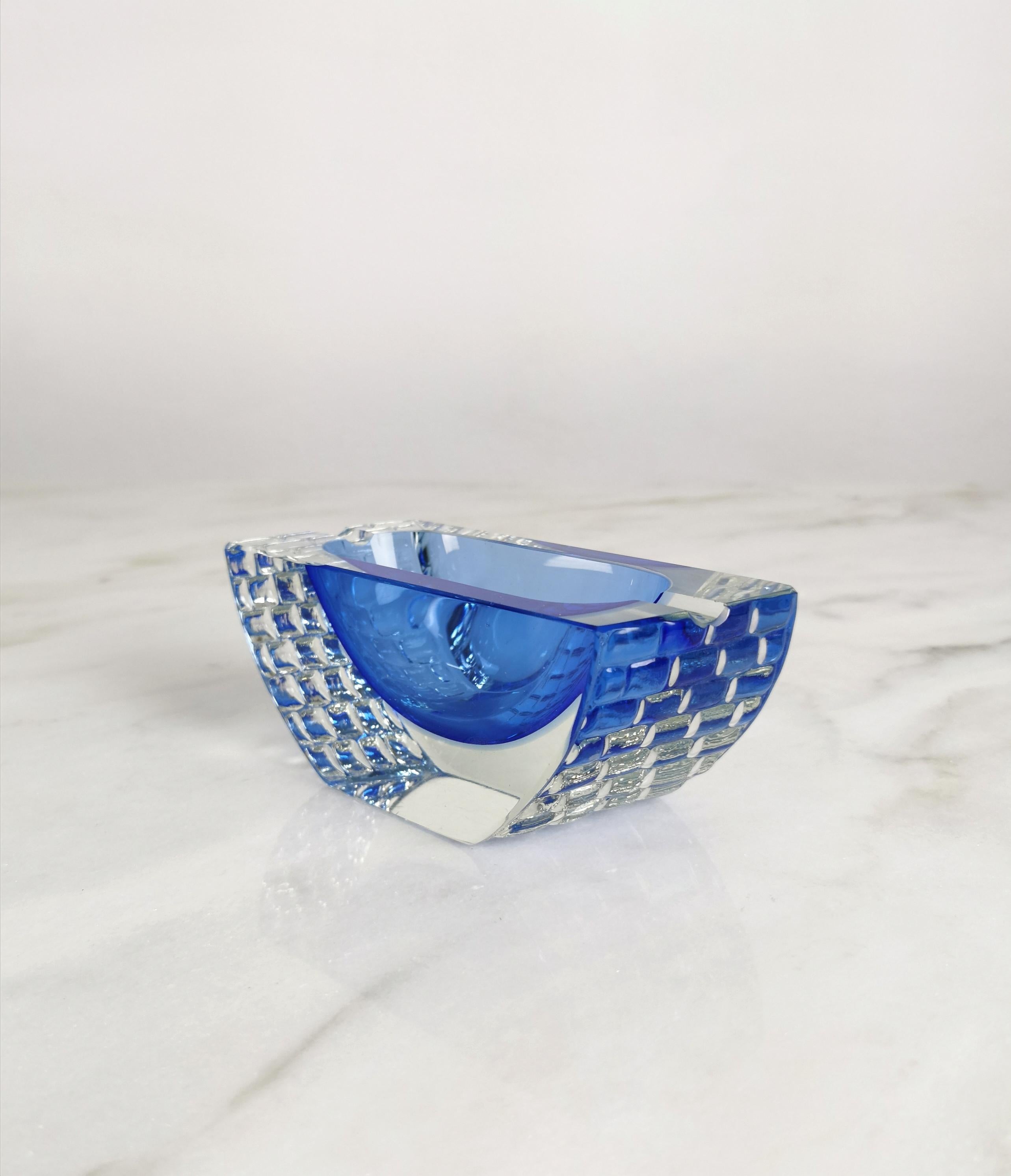 Ashtray produced in the 70s by the Italian company Mandruzzato.
The ashtray was made of Murano glass submerged in shades of transparent and blue that cross the entire surface.