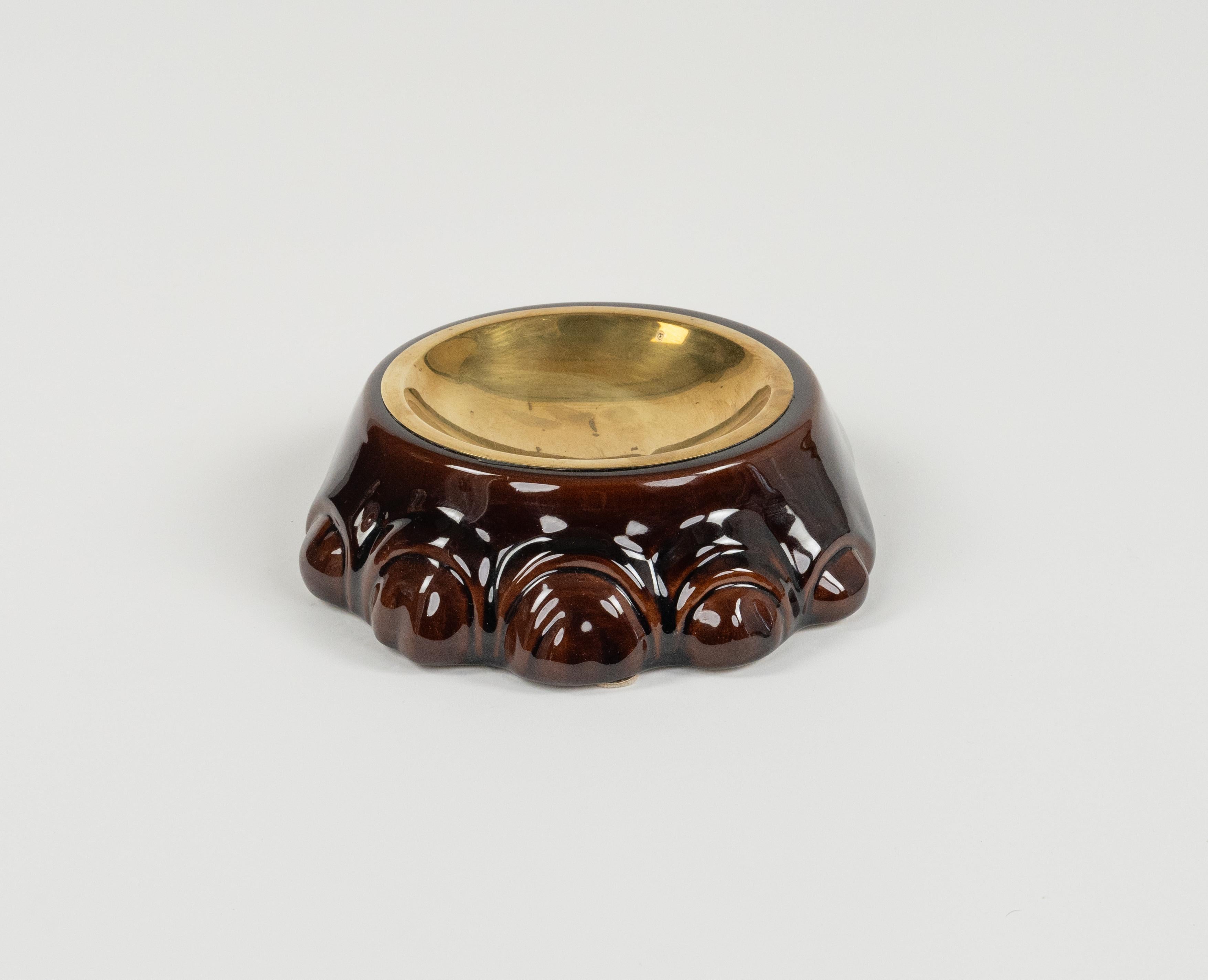 Midcentury schönen Aschenbecher oder Schale Form von Elefantenpfote in brauner Keramik und Messing von B Ceramiche für Romani Forniture.

Hergestellt in Italien in den 1970er Jahren.

Der Originaldruck ist noch sichtbar, wie auf den Bildern zu sehen