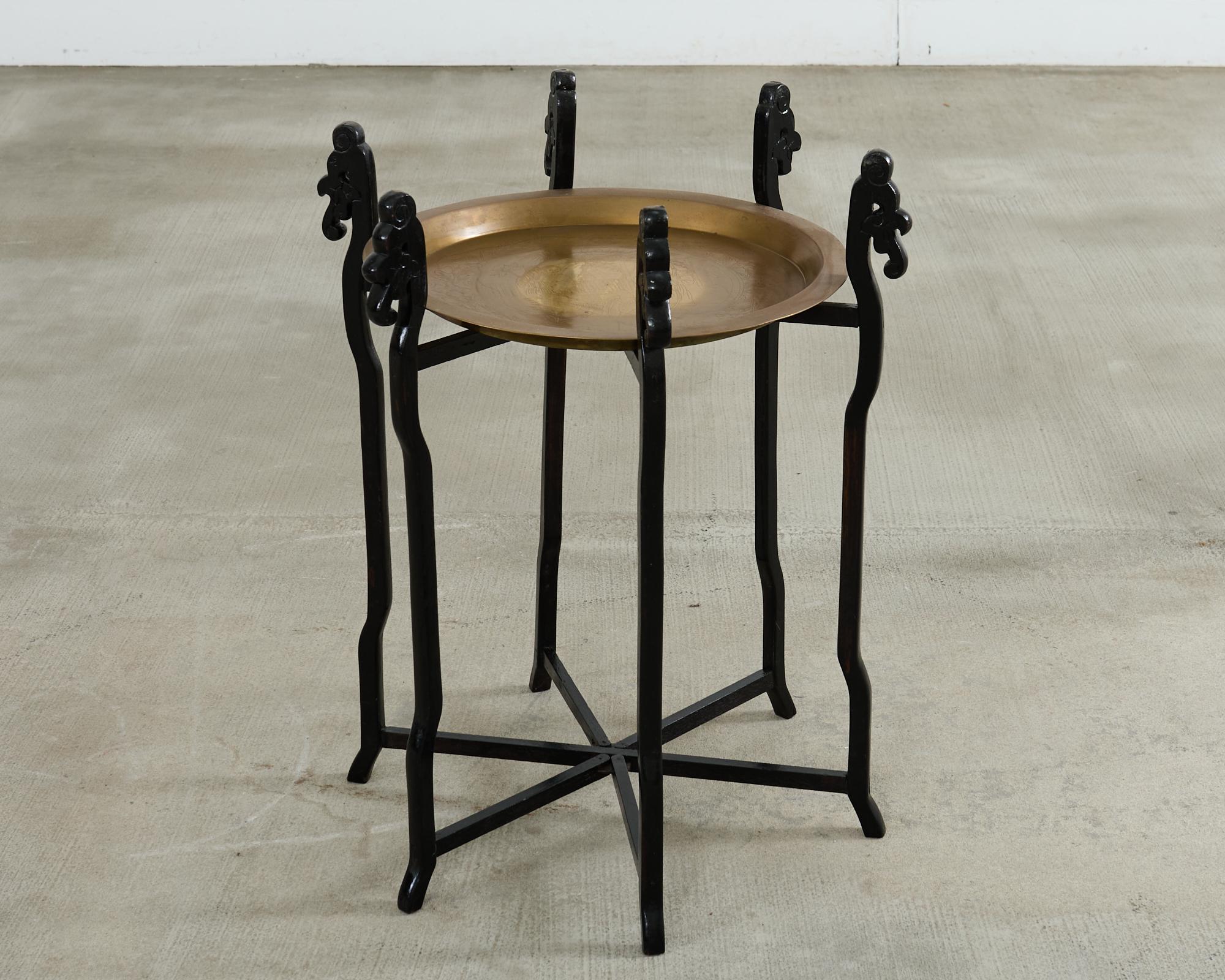 Bandeja asiática de latón de mediados de siglo Mesa para bebidas Soporte plegable hexagonal en venta 1