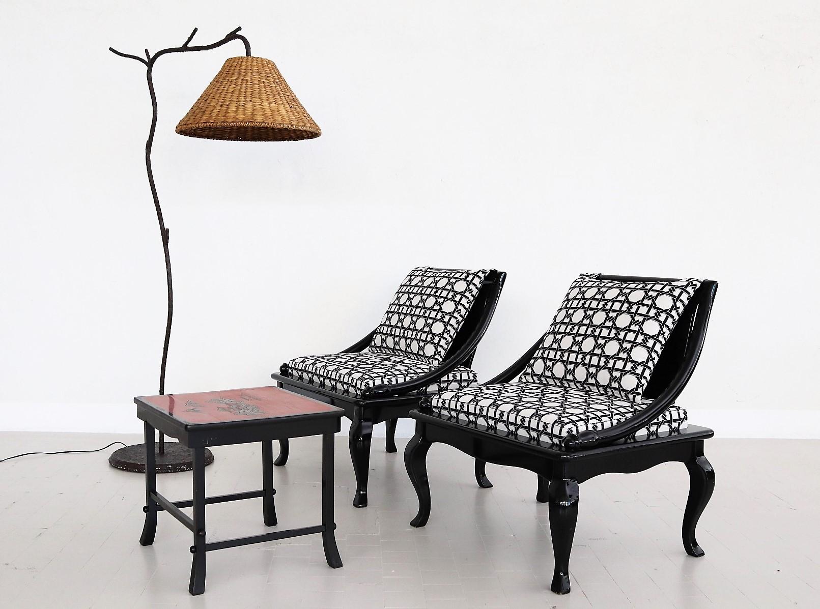 Schönes Set aus zwei niedrigen Stühlen oder Beistellstühlen aus lackiertem Holz im asiatischen, orientalischen Stil.
Das Sitzkissen, das leicht abnehmbar ist, hat einen Holzfuß und ist sehr stabil.
Das Sitzkissen und das Rückenkissen, das mit