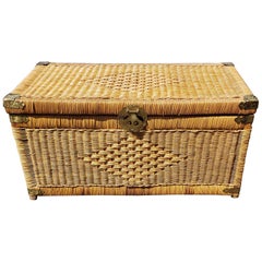 Coffre à couvertures en osier, style asiatique du milieu du siècle, monté sur laiton Malle de rangement