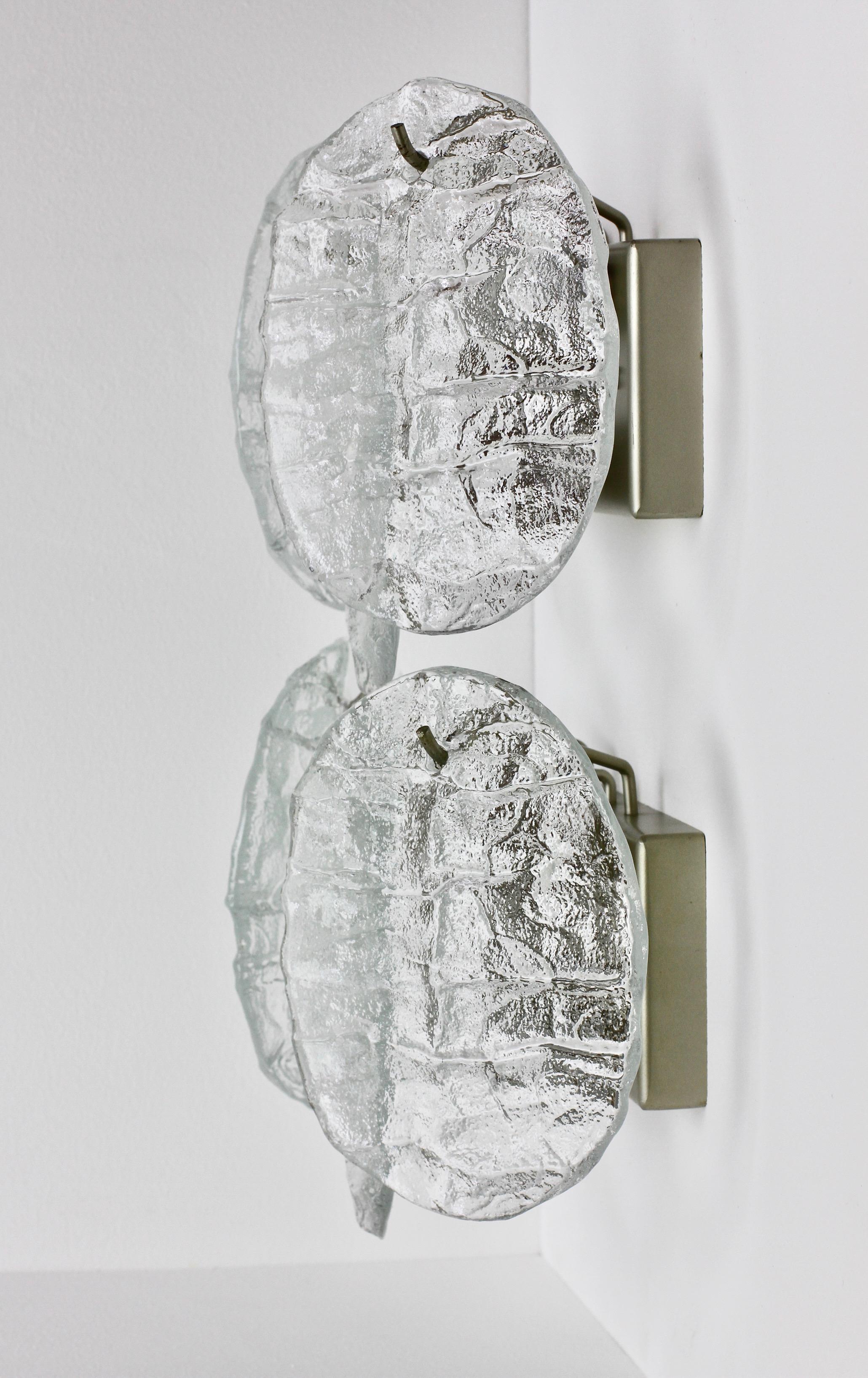 Midcentury Austrian Pair of Kalmar Ice Crystal Glass Wall Lights / Sconces 1960s In Good Condition For Sale In Landau an der Isar, Bayern