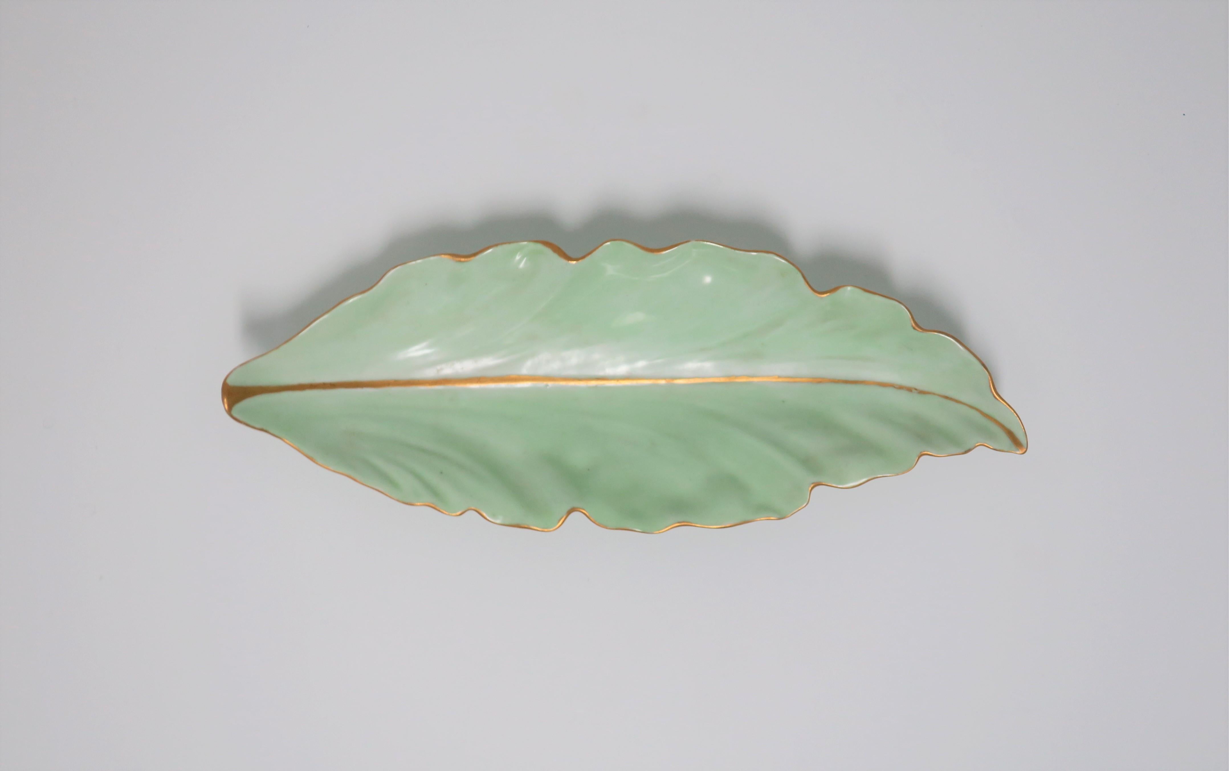 Midcentury Austrian Porcelain Oblong Leaf Dish (Österreichisch)