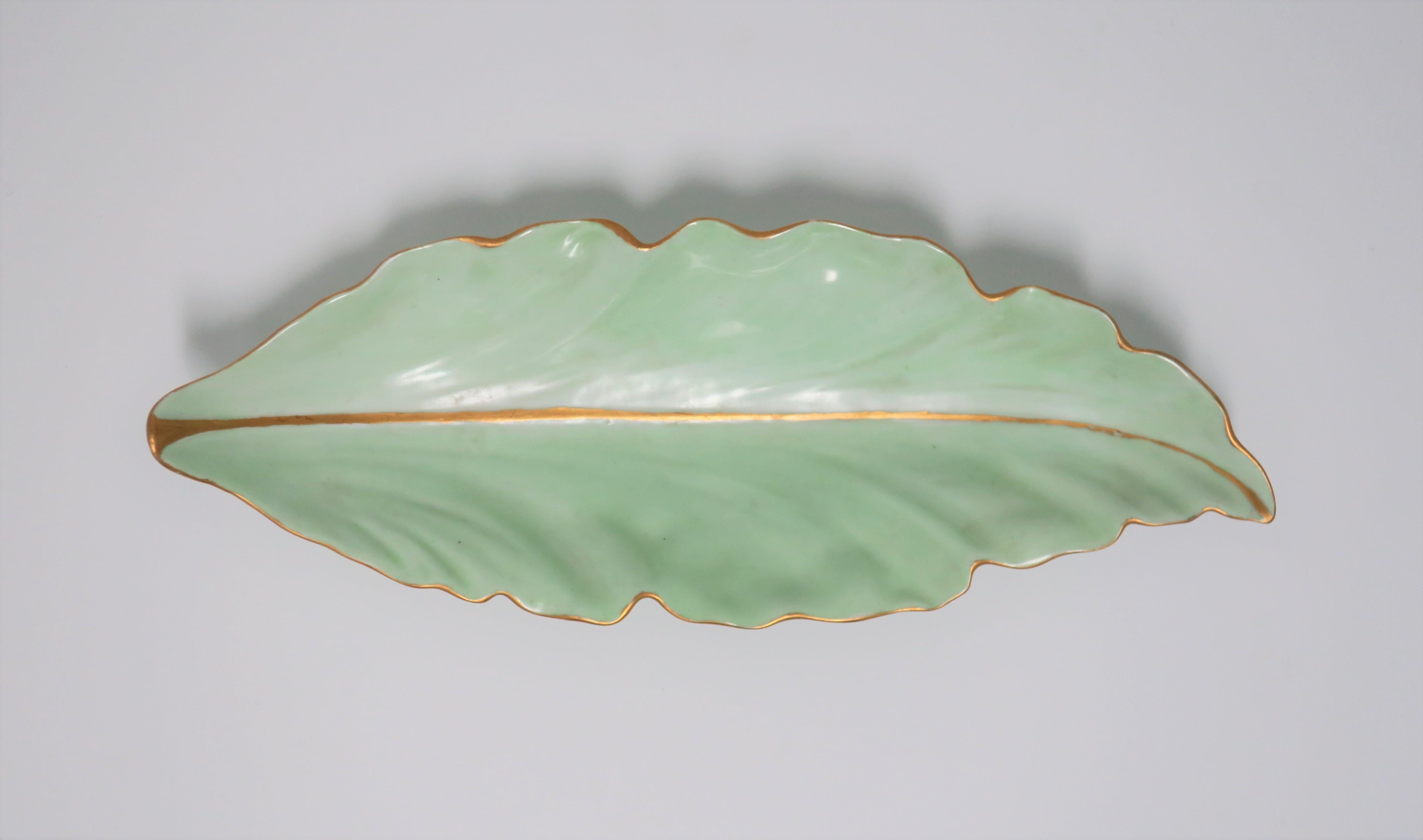 Midcentury Austrian Porcelain Oblong Leaf Dish im Zustand „Gut“ in New York, NY