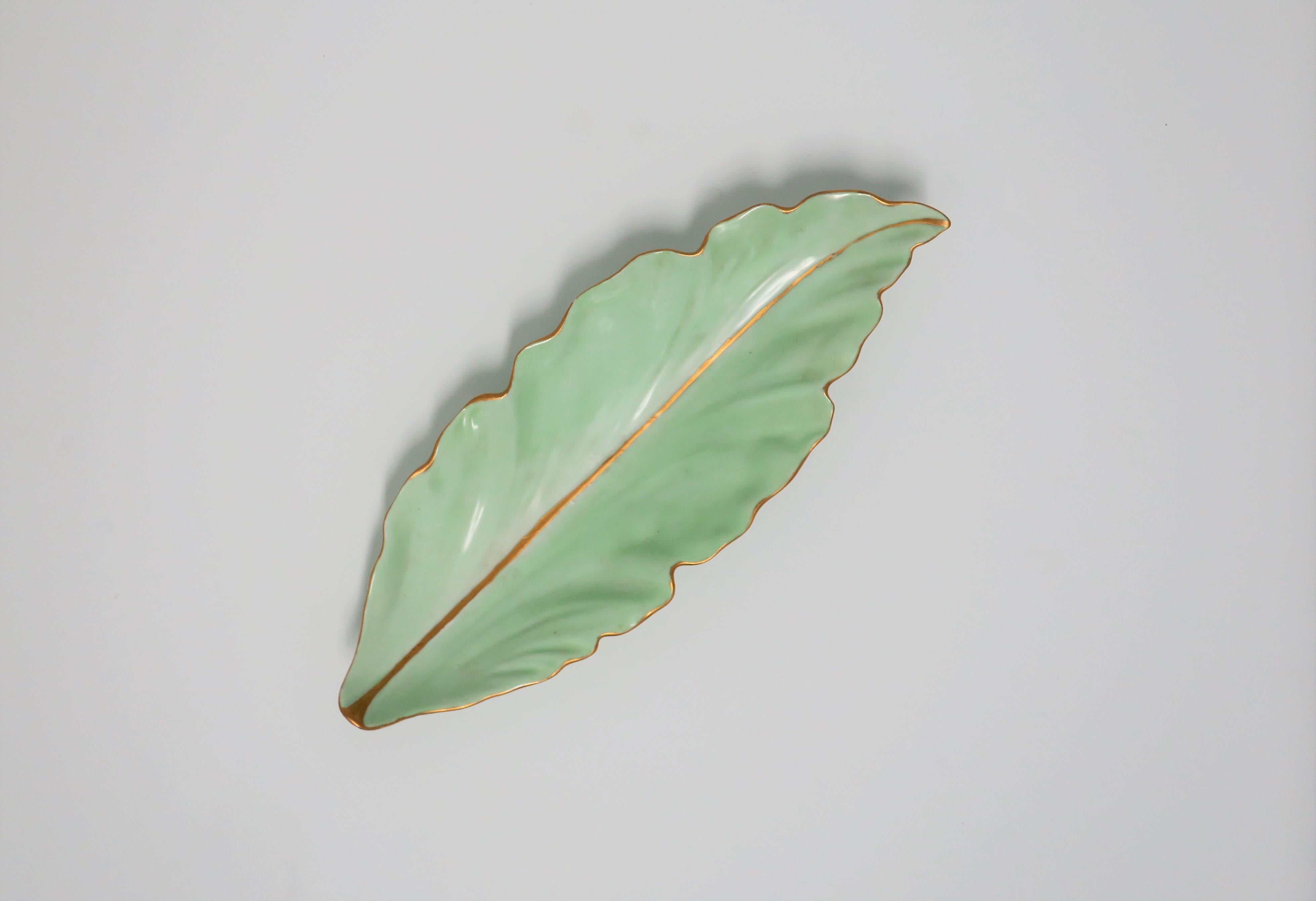 Midcentury Austrian Porcelain Oblong Leaf Dish (20. Jahrhundert)