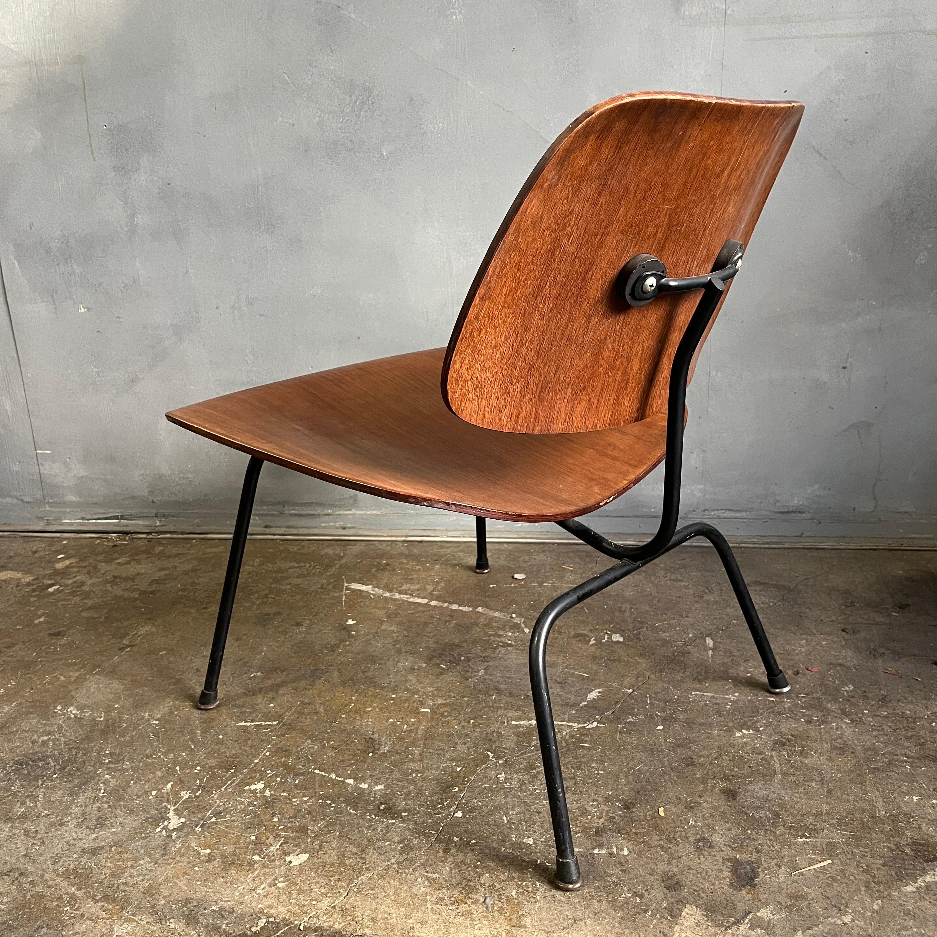 Midcentury Authentic Eames LCM Lounge Chair in Walnut In Good Condition In BROOKLYN, NY