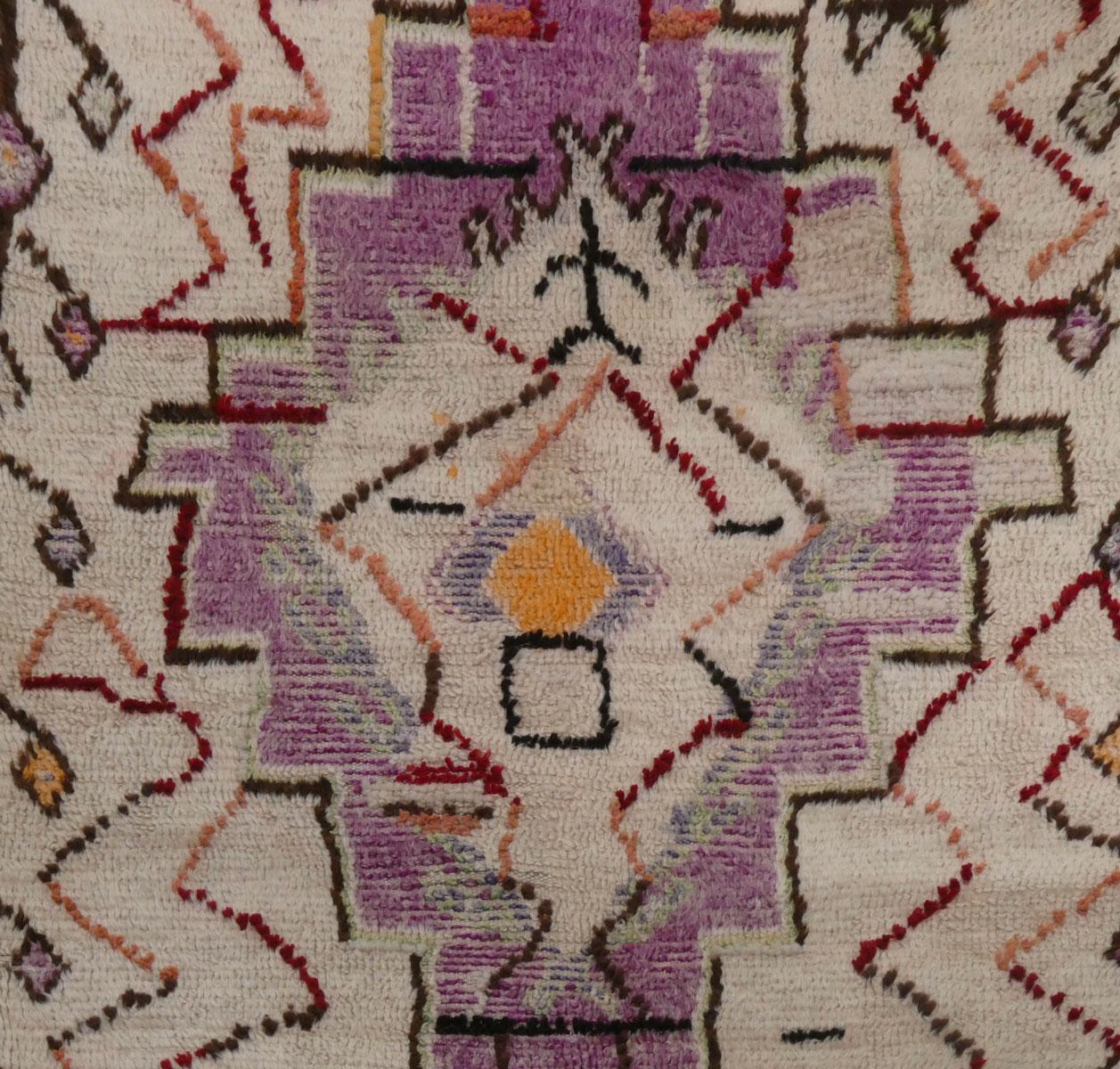 Azilal-Teppich aus den 1970er Jahren, handgewebt aus elfenbeinfarbener, schwarzer und dunkellavendelfarbener Wolle in einem abstrakten Berber-Muster.   
Abmessungen: 4' x 7'
Die Azilal-Teppiche stammen aus dem hohen Atlasgebirge Marokkos und