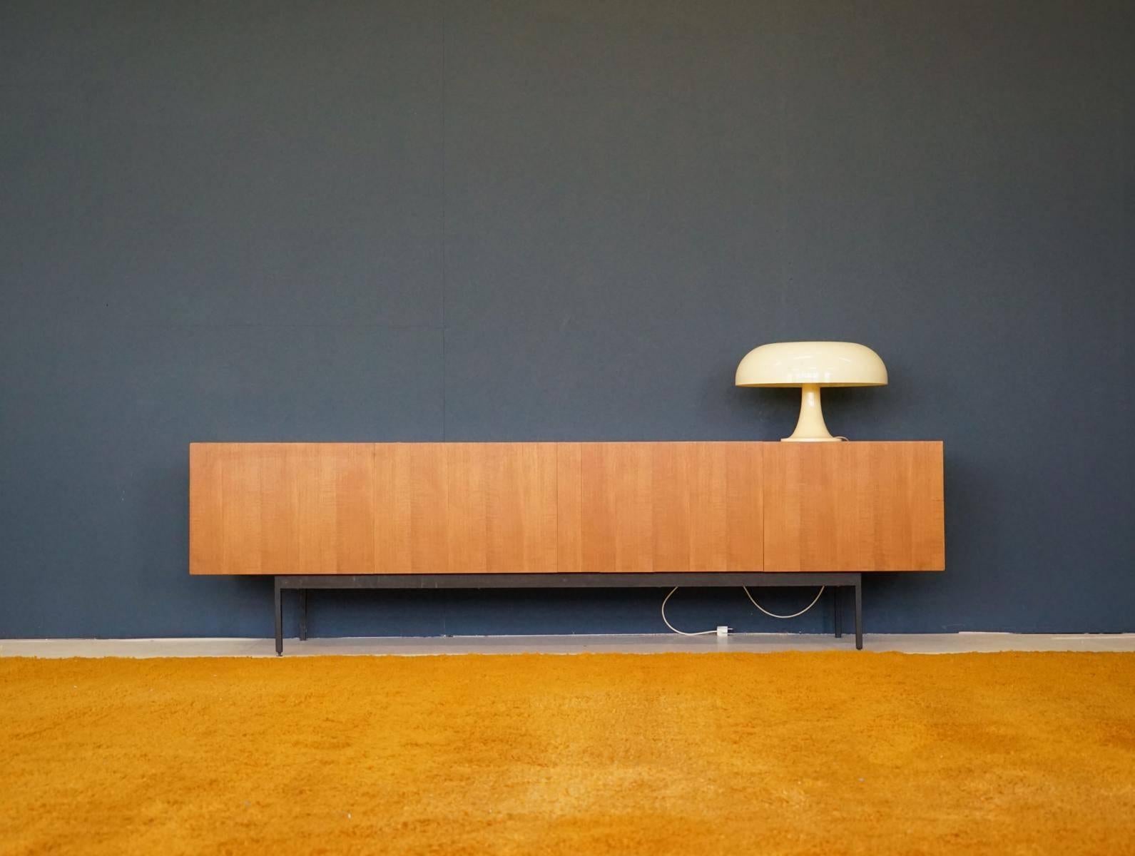 Midcentury B40 sideboard in teak by Dieter Waeckerlin for Behr, 1950s, Germany

The elegant Waeckerlin B40 sideboard is very high quality processed.
The condition of the puristic sideboard is extremely good for the age.

Behr has probably