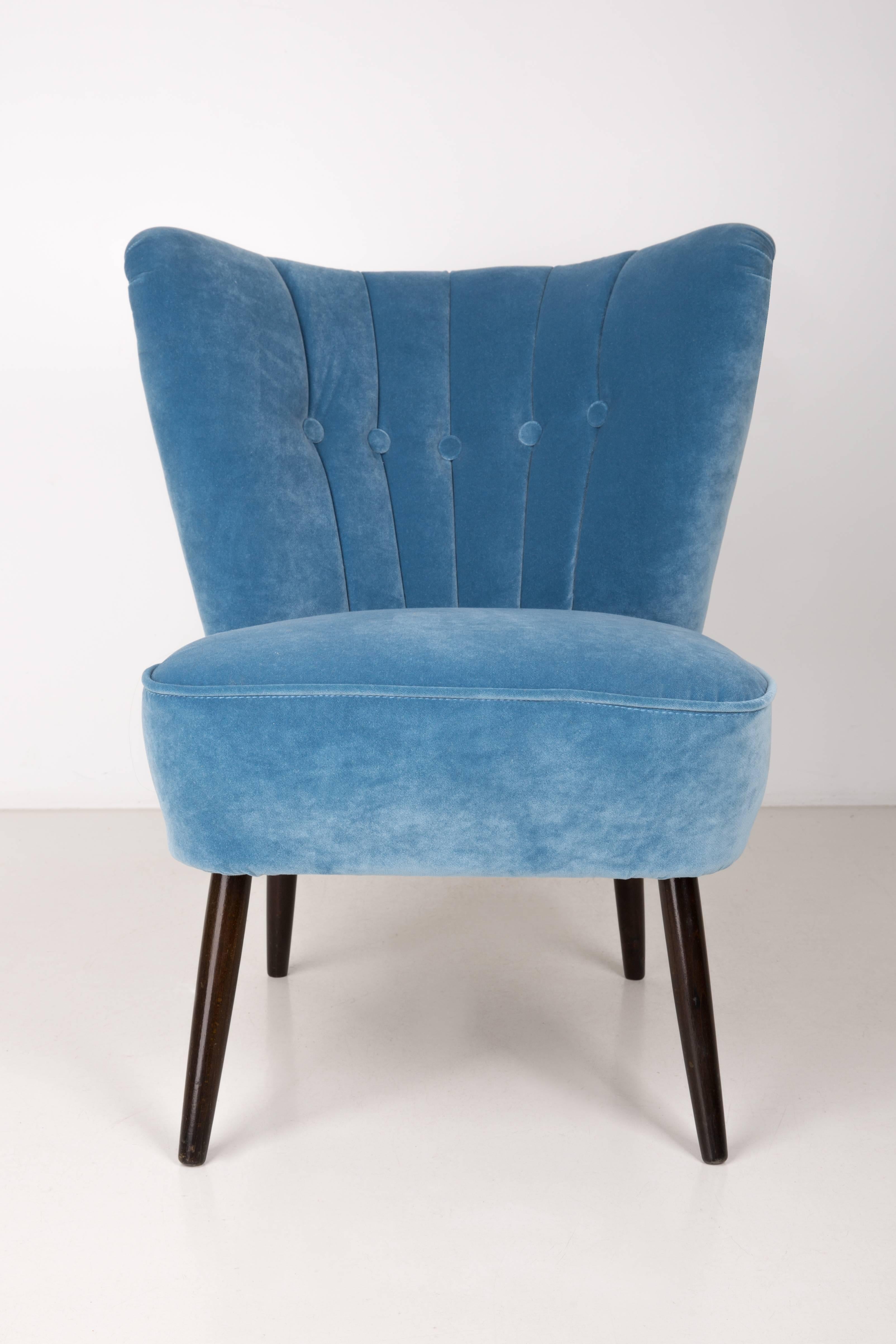 Springy, very comfortable and stabile club seat. Founded in the 1960s at the Karl Lindner factory in Germany. The whole armchairs are covered with high-quality velour. The armchairs are after a complete upholstery and carpentry renovation. We can