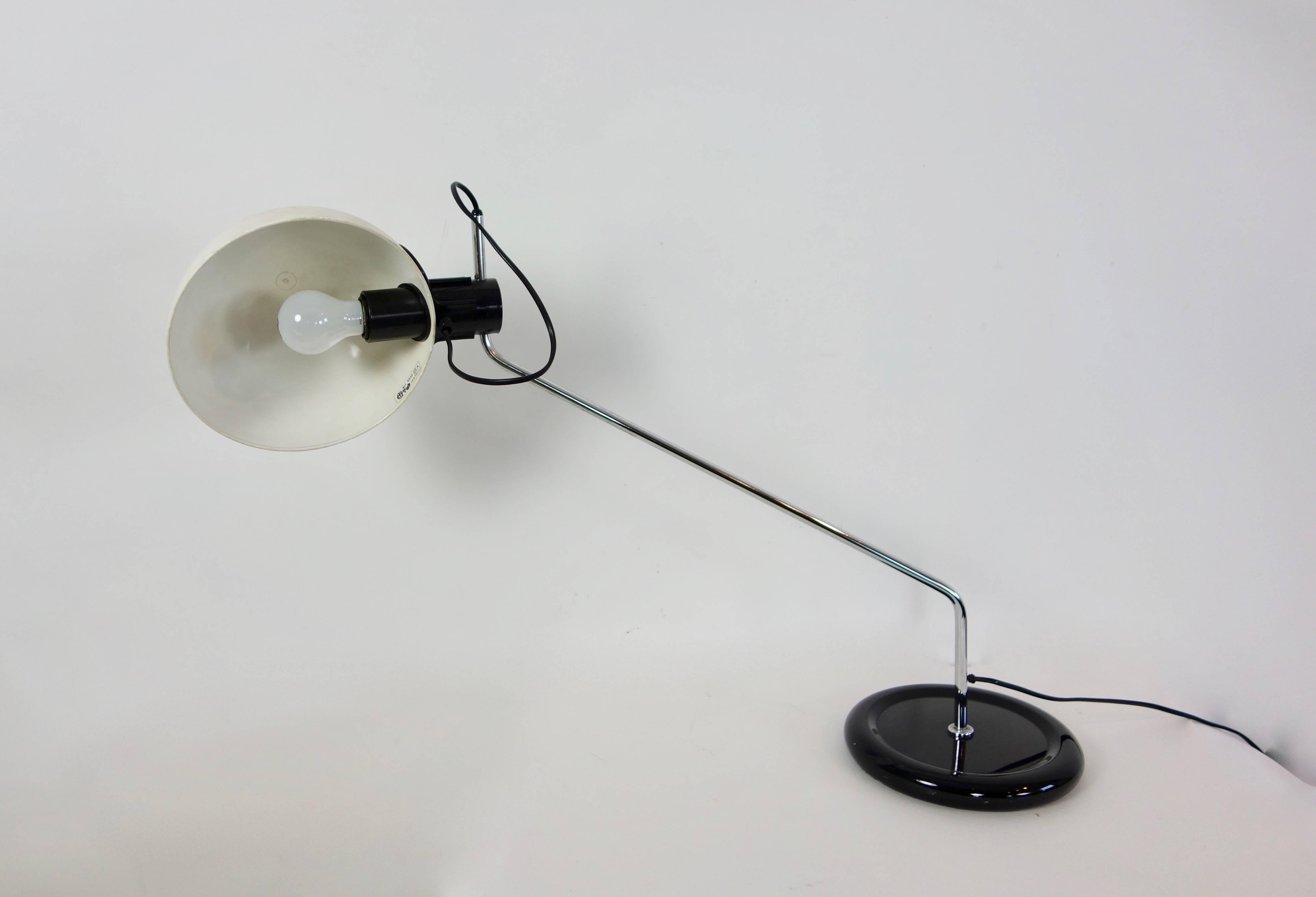 Midcentury Bakelite and Enameled Steel Desk Lamp In Good Condition In Seattle, WA