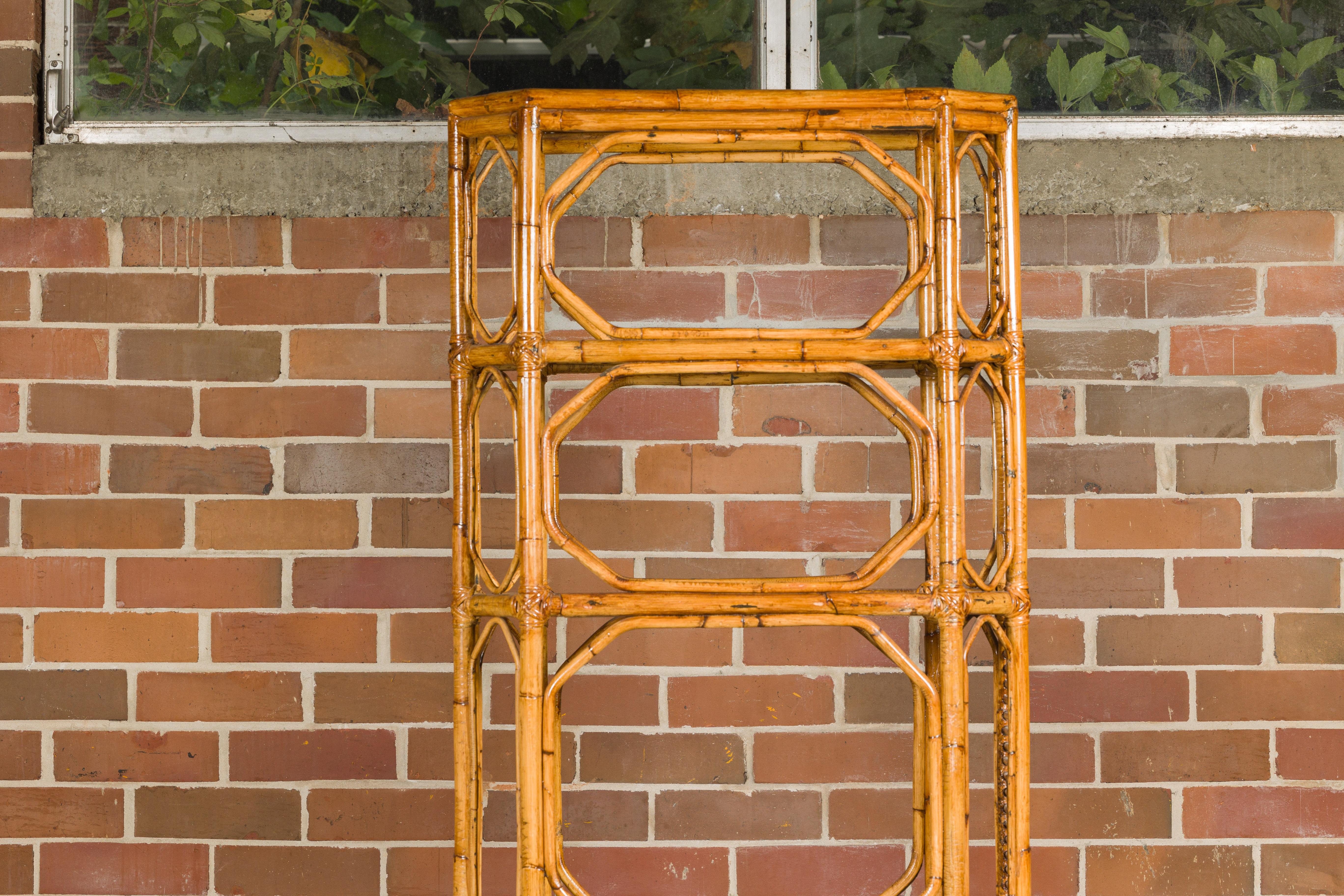 Rustique Etagère du milieu du siècle en bambou et verre avec cinq étagères et accents géométriques en vente