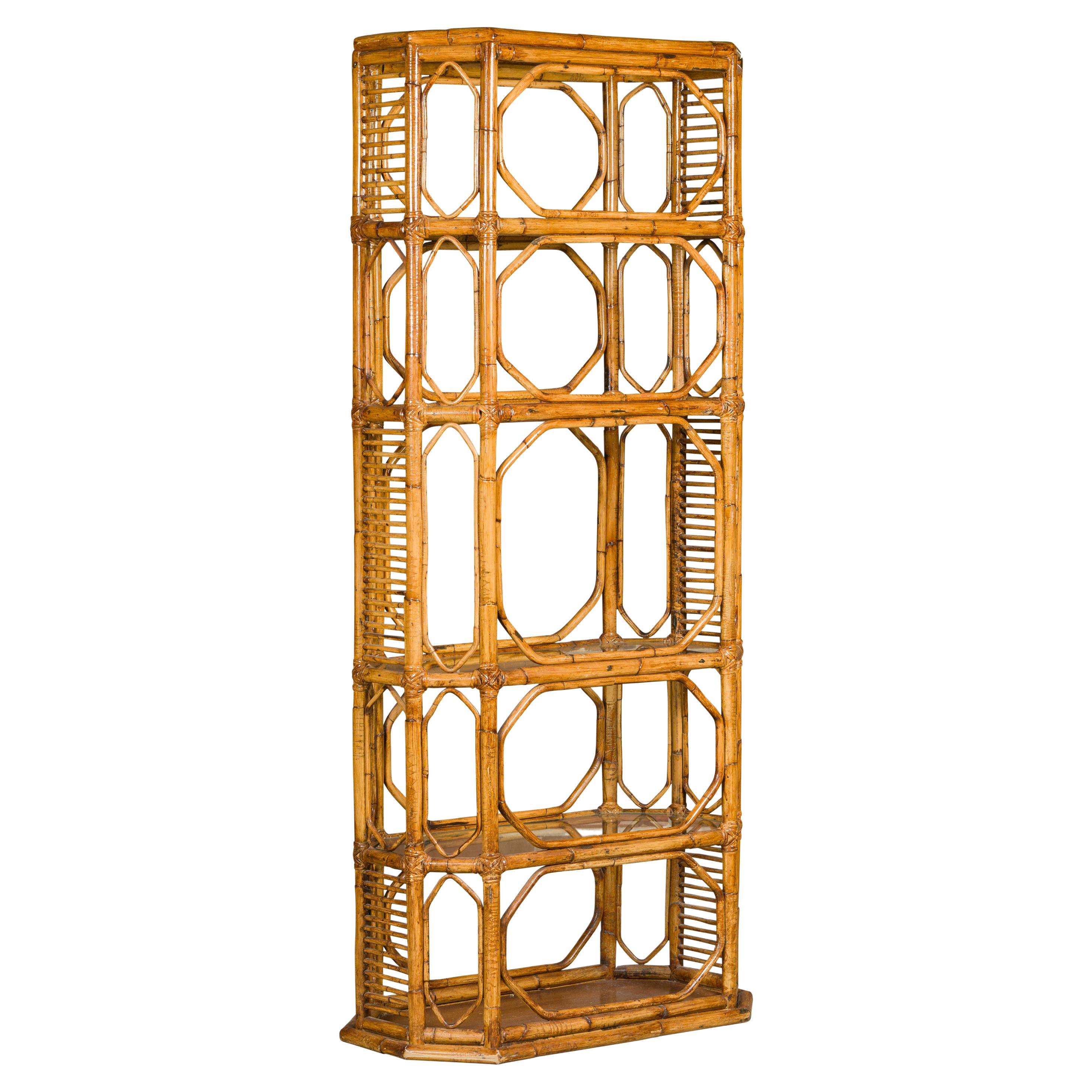 Etagère du milieu du siècle en bambou et verre avec cinq étagères et accents géométriques