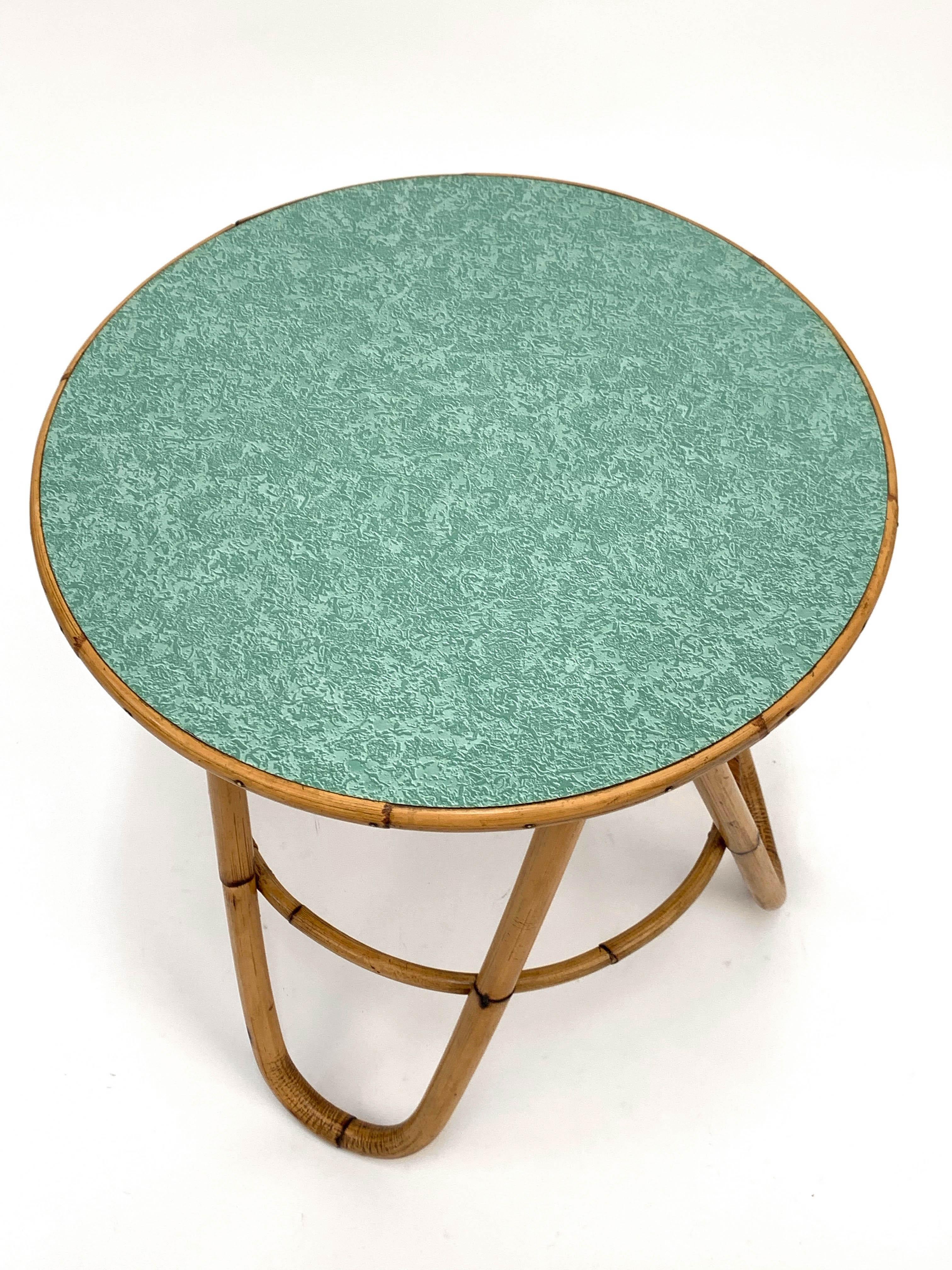 Amazing midcentury bamboo and green Formica round side coffee table. This item was designed in Italy during 1960s.

This wonderful piece has a bamboo structure with an elegant green Formica base, with a typical midcentury green tonality.

This