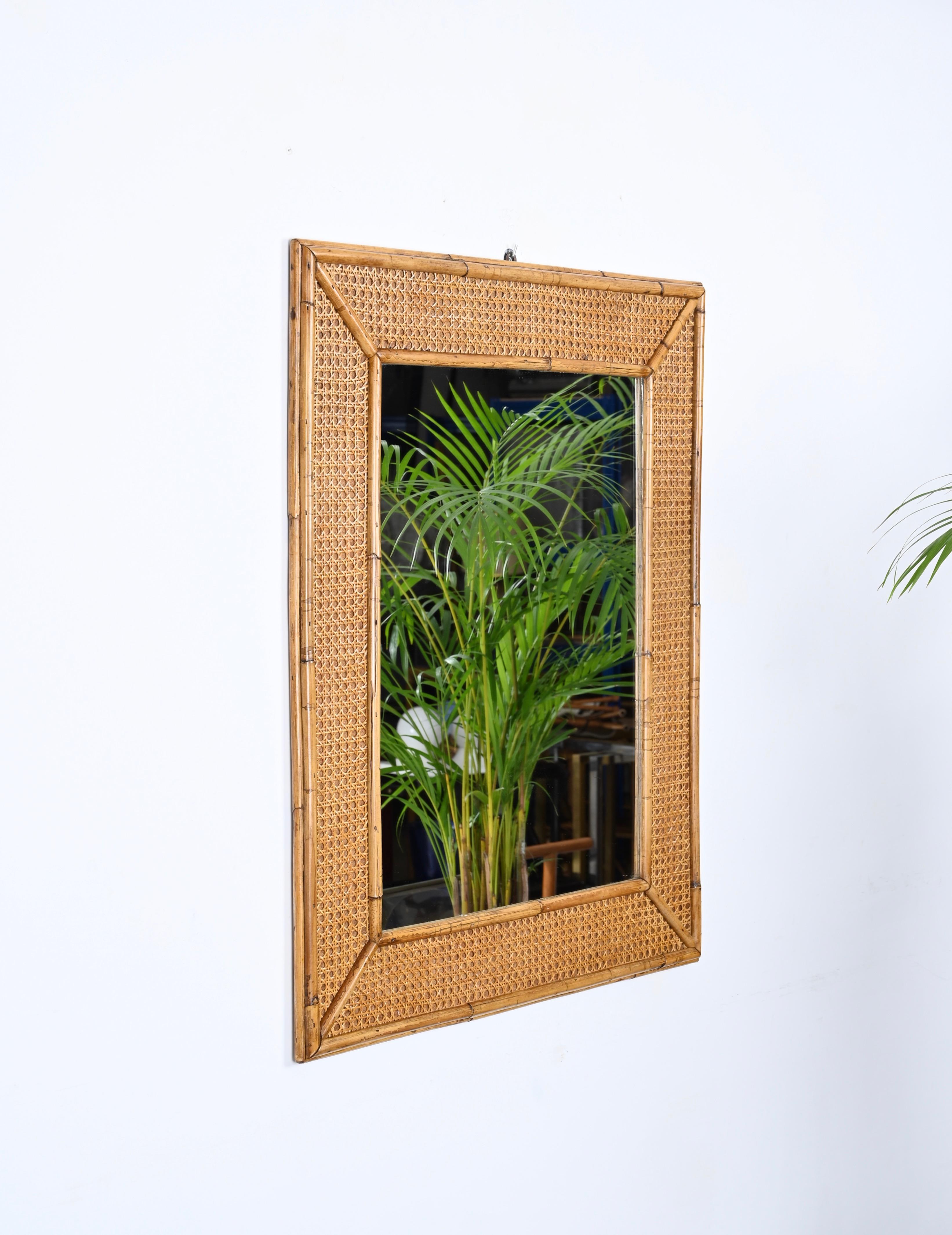 Spektakulärer rechteckiger Spiegel aus der Mitte des Jahrhunderts aus Bambus und handgeflochtener Weide. Dieses außergewöhnliche Stück wurde in den 1970er Jahren in Italien hergestellt.

Dieser große Spiegel besticht durch seinen komplexen Rahmen: