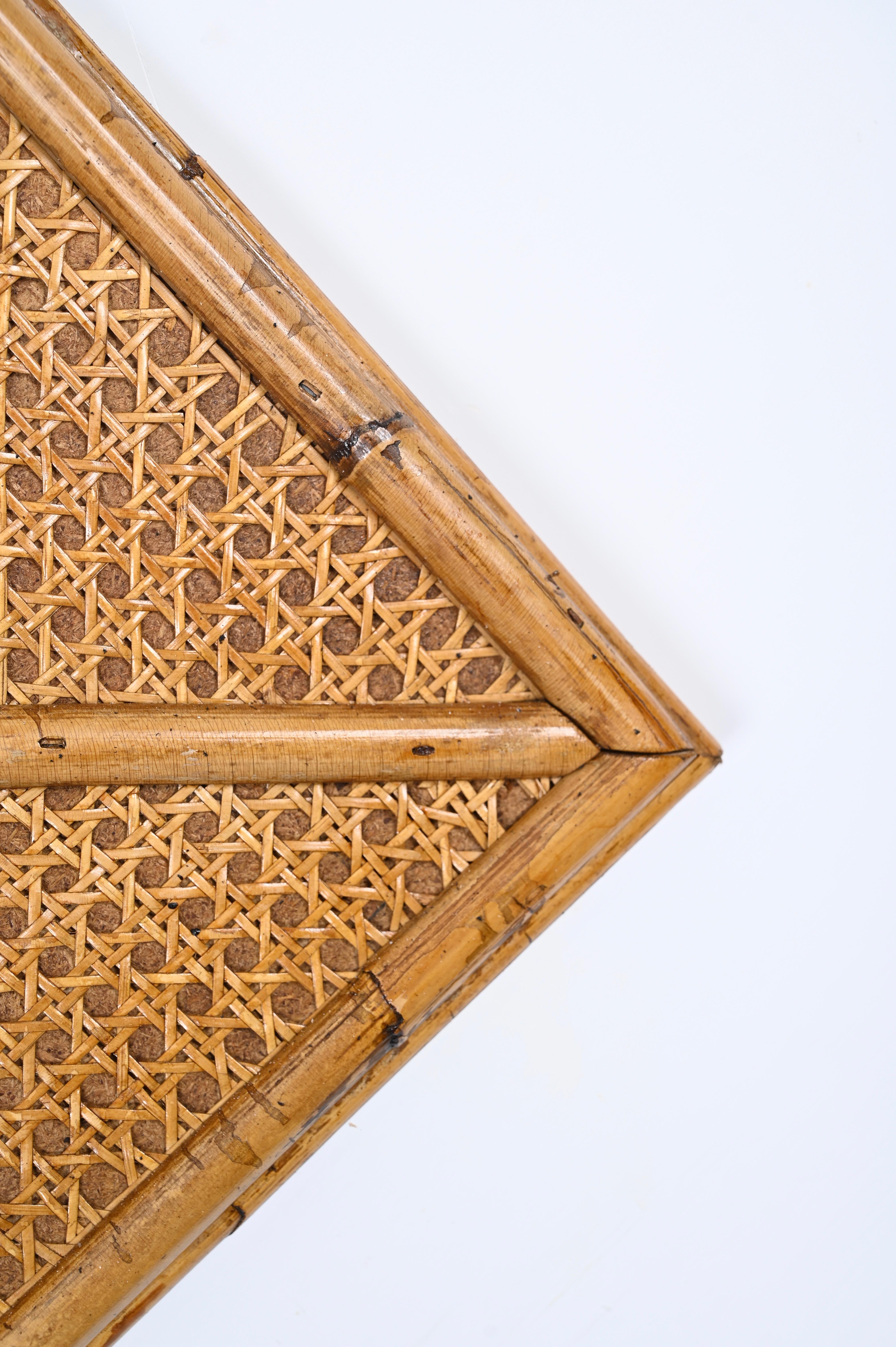Rechteckiger italienischer Spiegel aus Bambus und handgeflochtenem Weidengeflecht aus der Mitte des Jahrhunderts, 1970er Jahre (Stroh) im Angebot