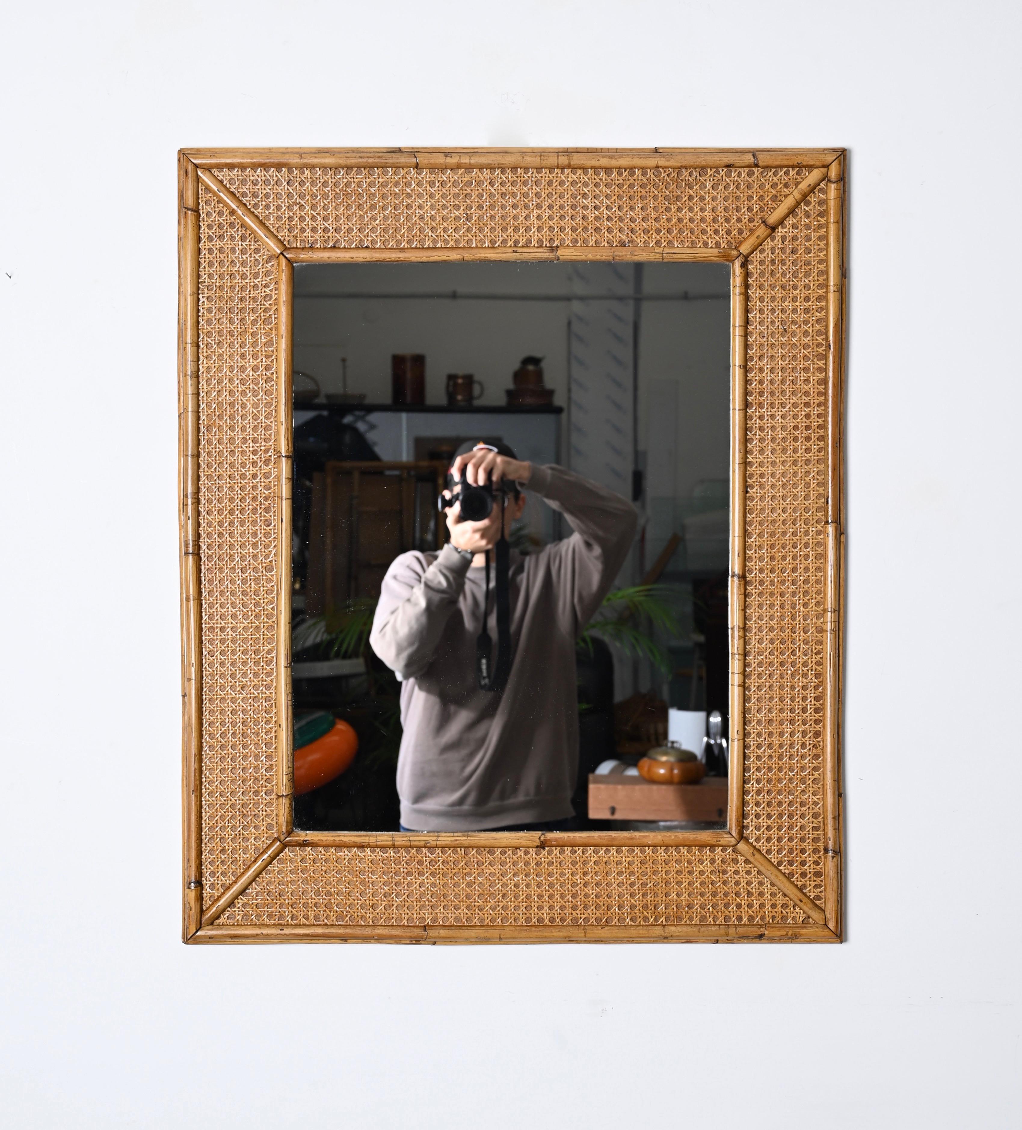 Rechteckiger italienischer Spiegel aus Bambus und handgeflochtenem Weidengeflecht aus der Mitte des Jahrhunderts, 1970er Jahre im Angebot 1