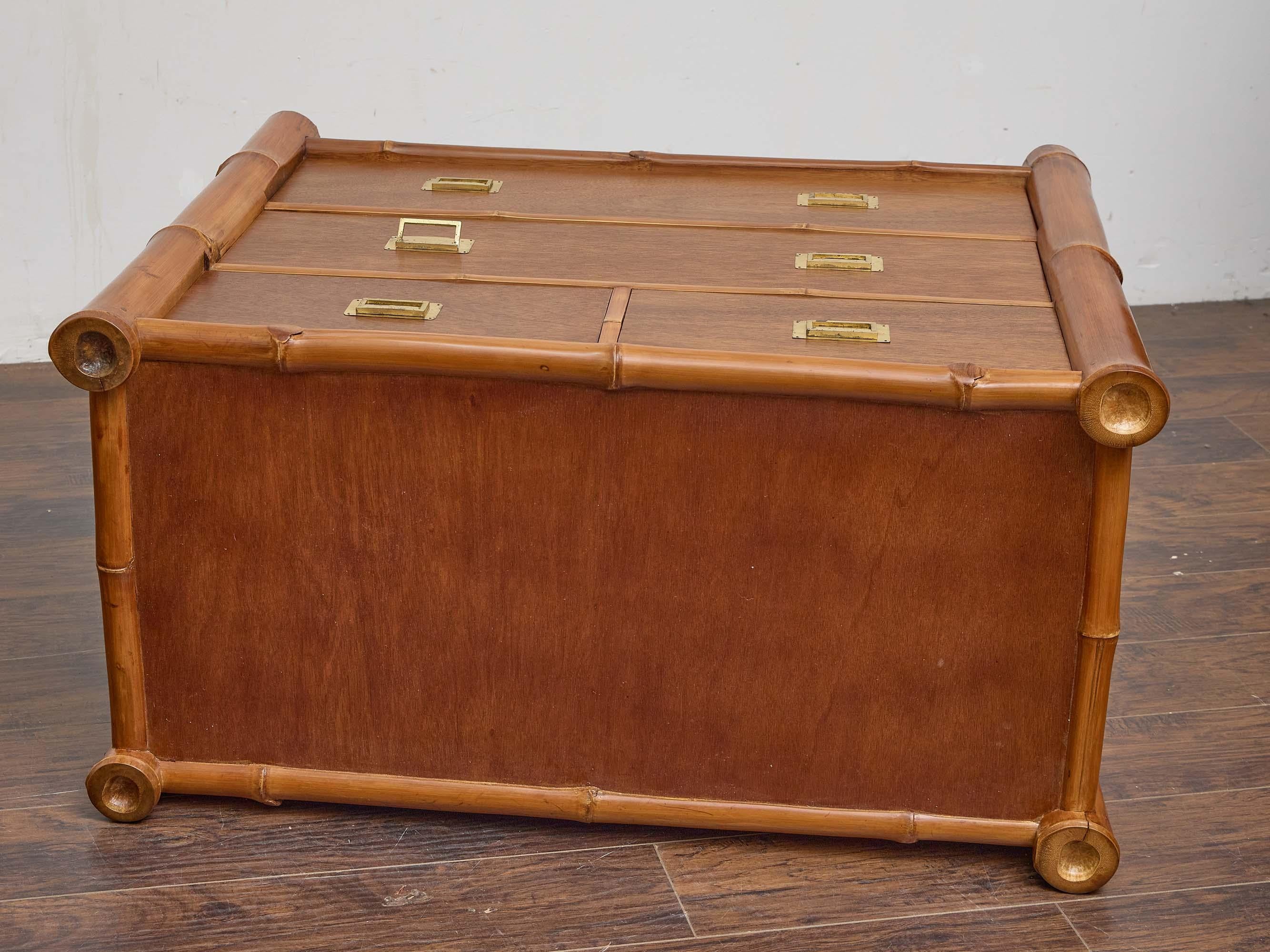 Cassettiera in bambù e mogano del Midcentury con tiranti in ottone in stile Campaigner in vendita 5