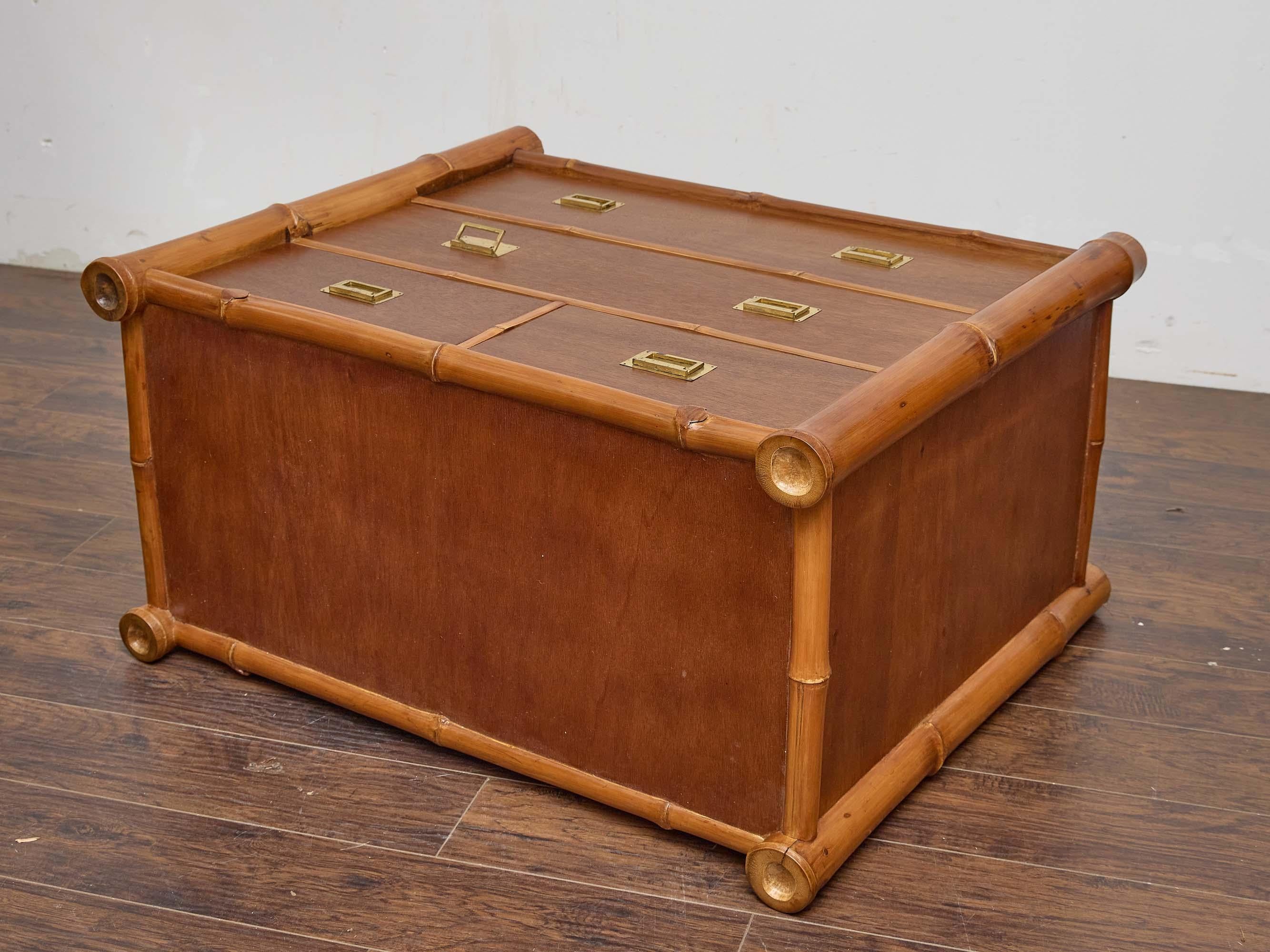 Cassettiera in bambù e mogano del Midcentury con tiranti in ottone in stile Campaigner in vendita 6