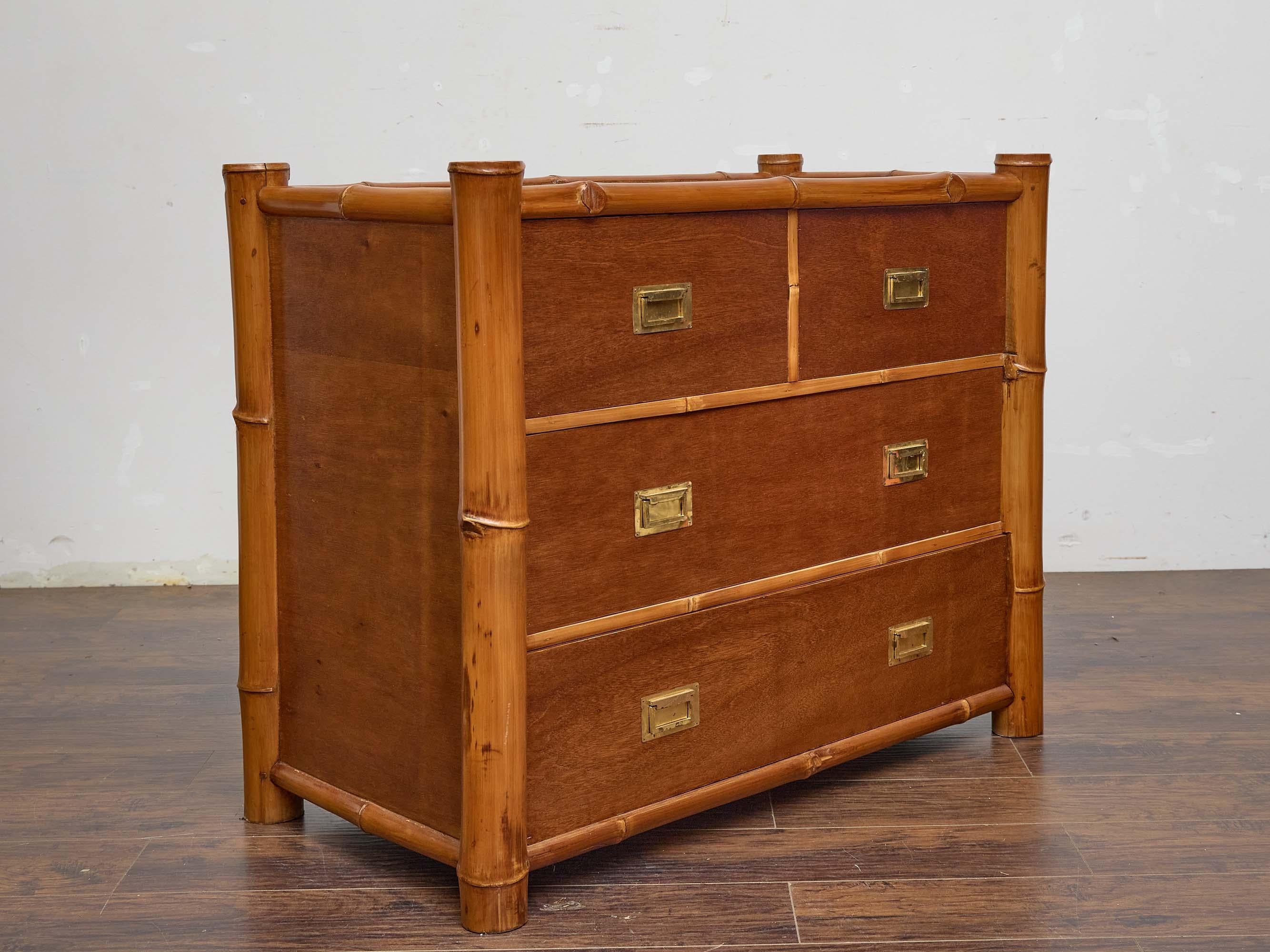 Mid-Century moderno Cassettiera in bambù e mogano del Midcentury con tiranti in ottone in stile Campaigner in vendita