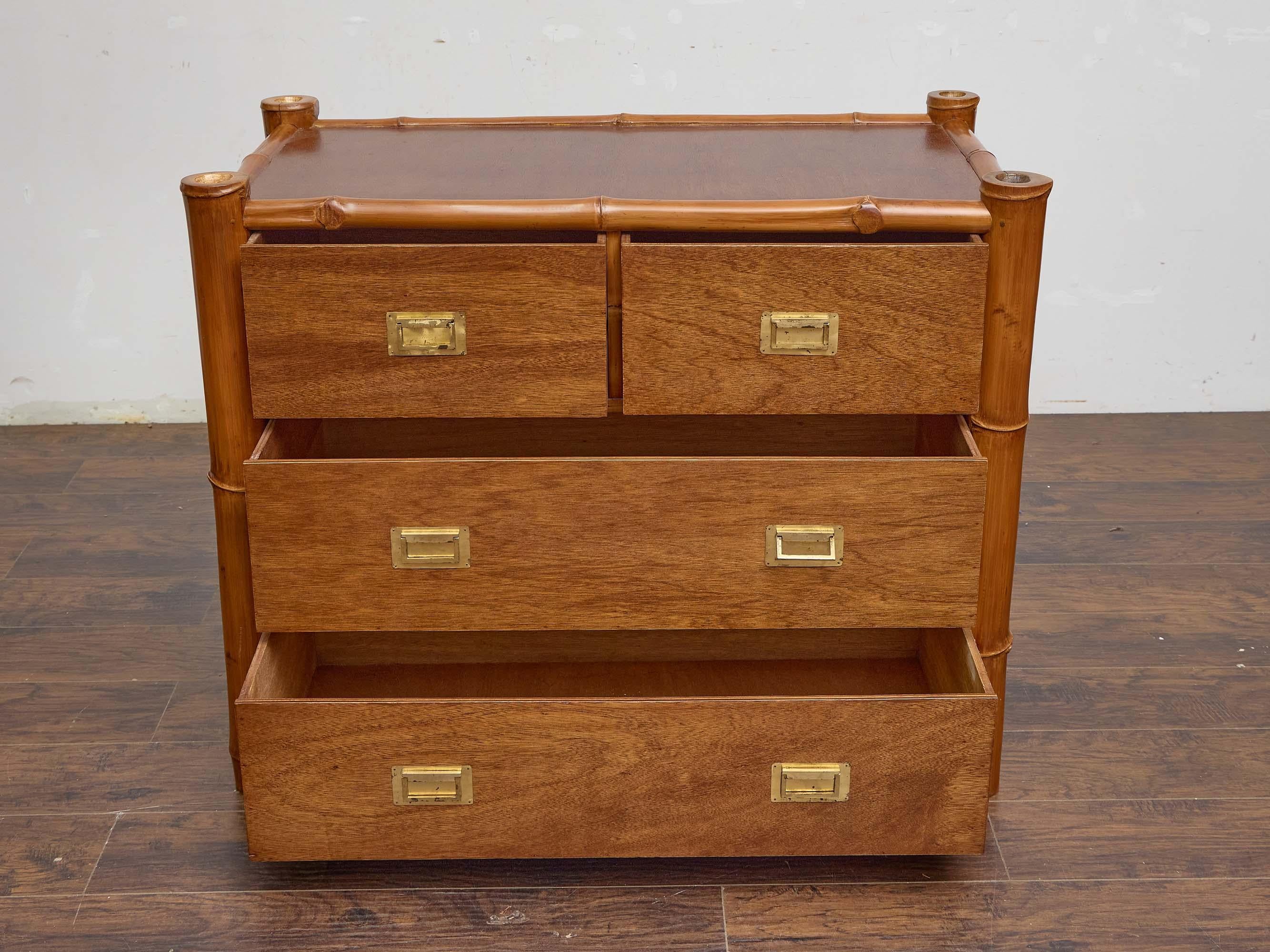 Cassettiera in bambù e mogano del Midcentury con tiranti in ottone in stile Campaigner in vendita 3