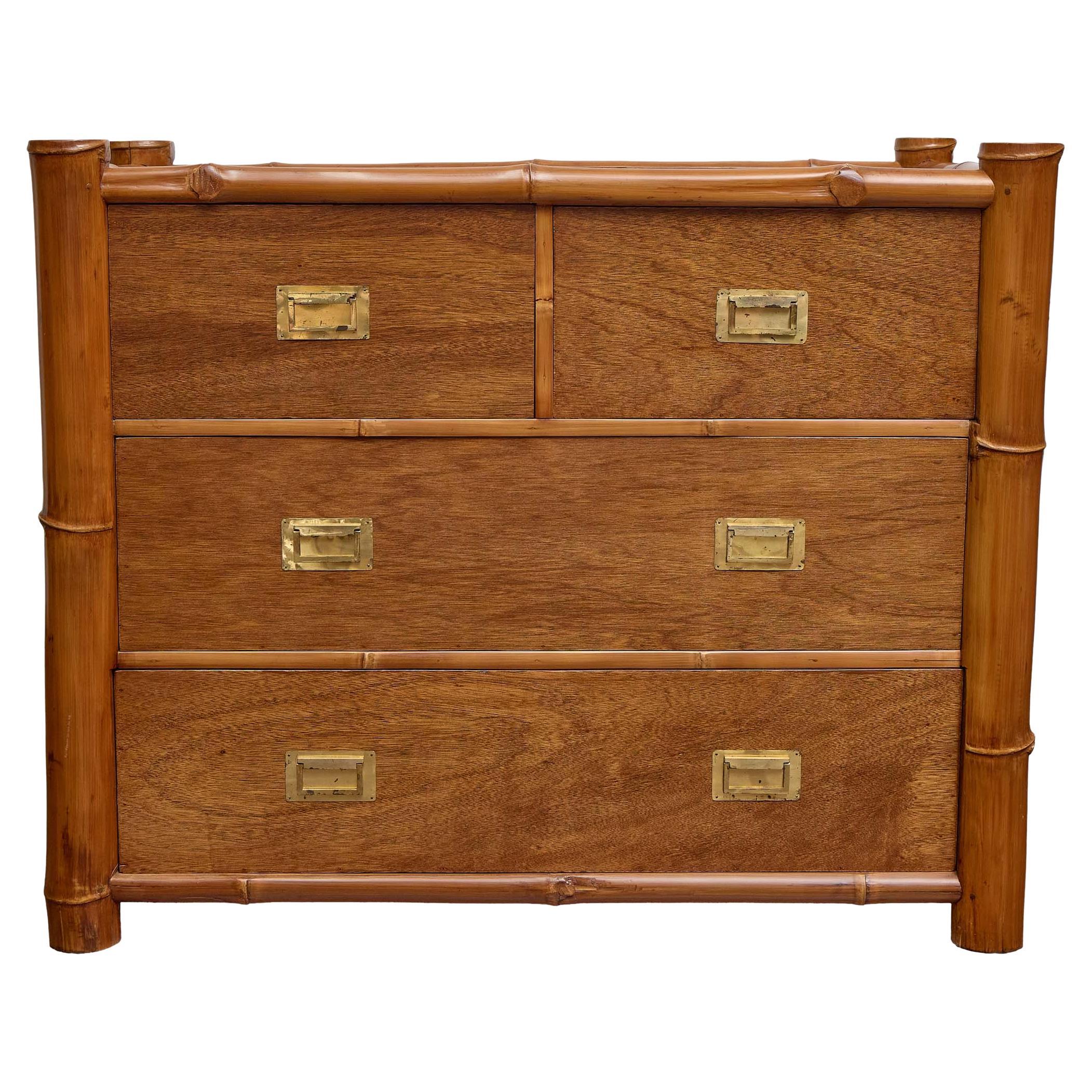 Cassettiera in bambù e mogano del Midcentury con tiranti in ottone in stile Campaigner in vendita
