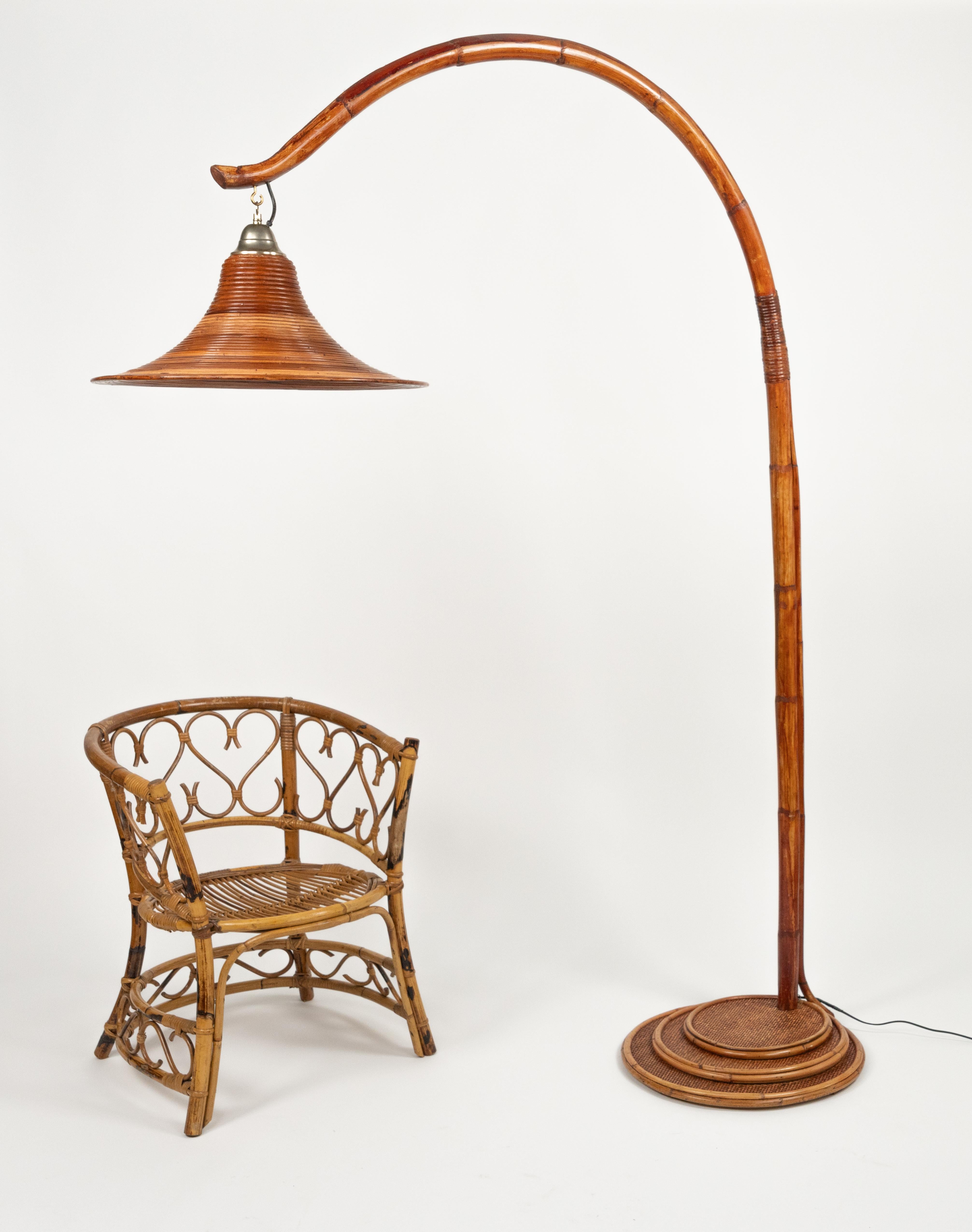Lampada da terra ad arco in bambù e rattan del Medioevo Vivai del Sud, Italia anni '70 in vendita 3
