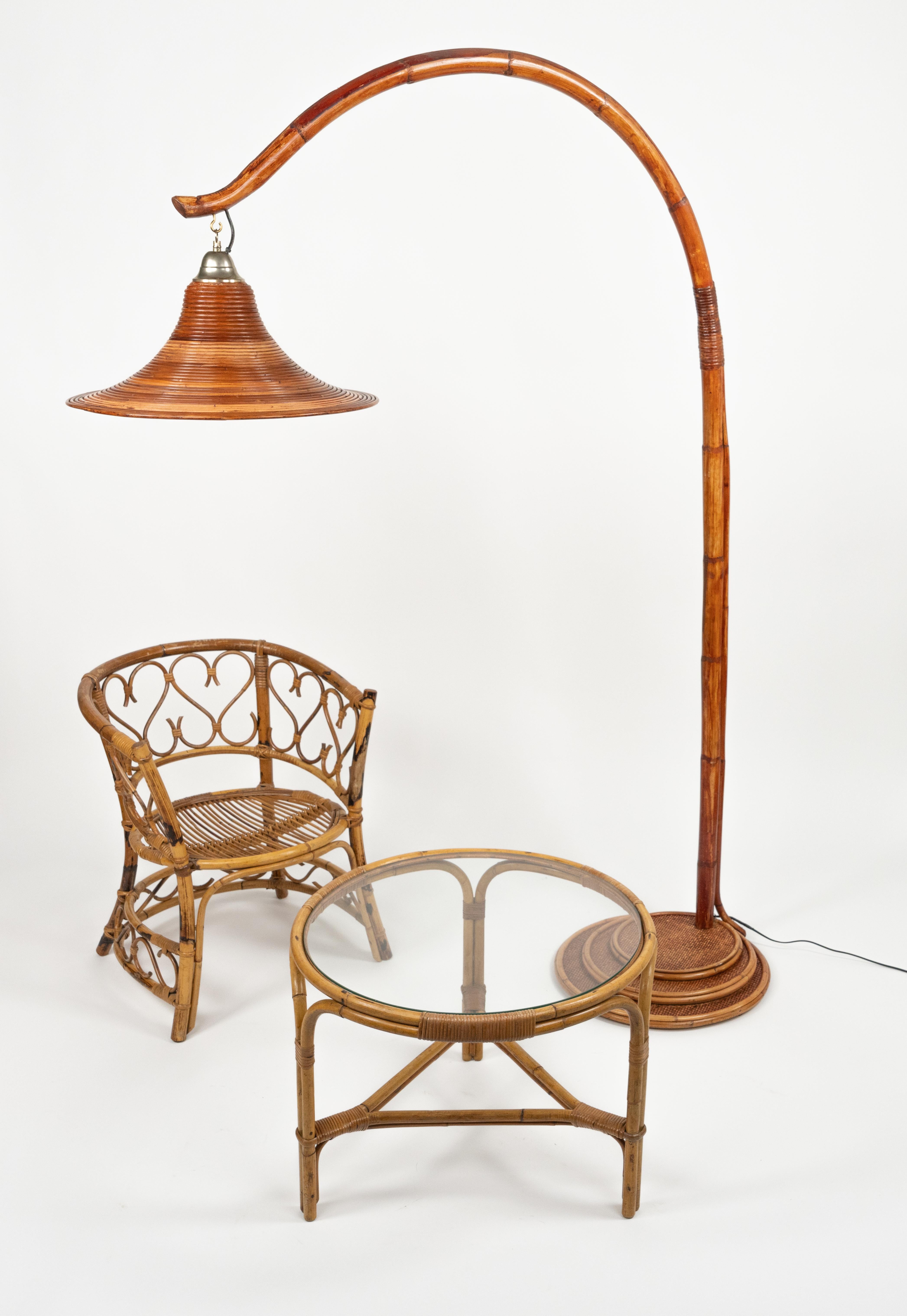 Lampada da terra ad arco in bambù e rattan del Medioevo Vivai del Sud, Italia anni '70 in vendita 4