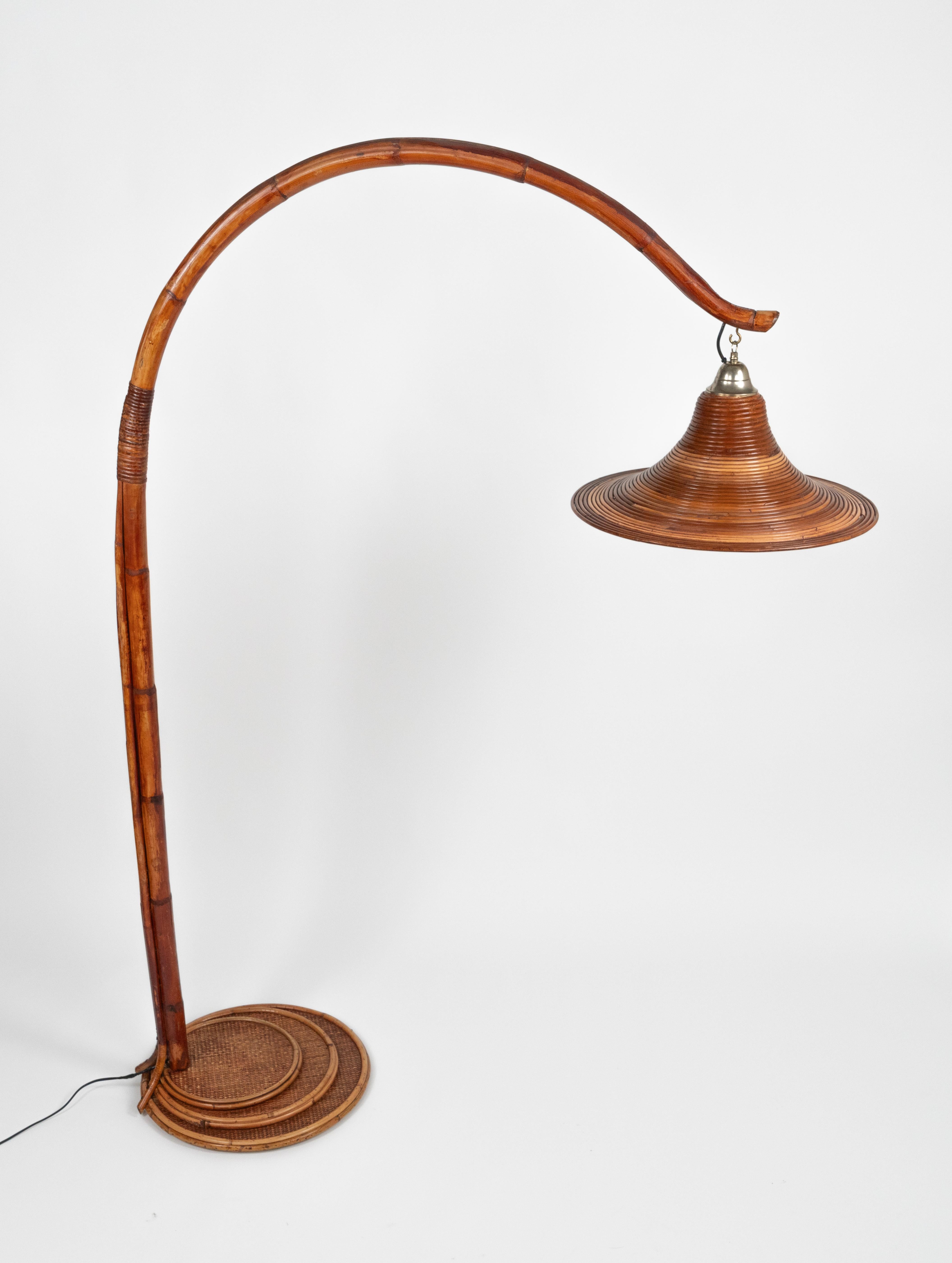 Lampada da terra ad arco in bambù e rattan del Medioevo Vivai del Sud, Italia anni '70 in vendita 8
