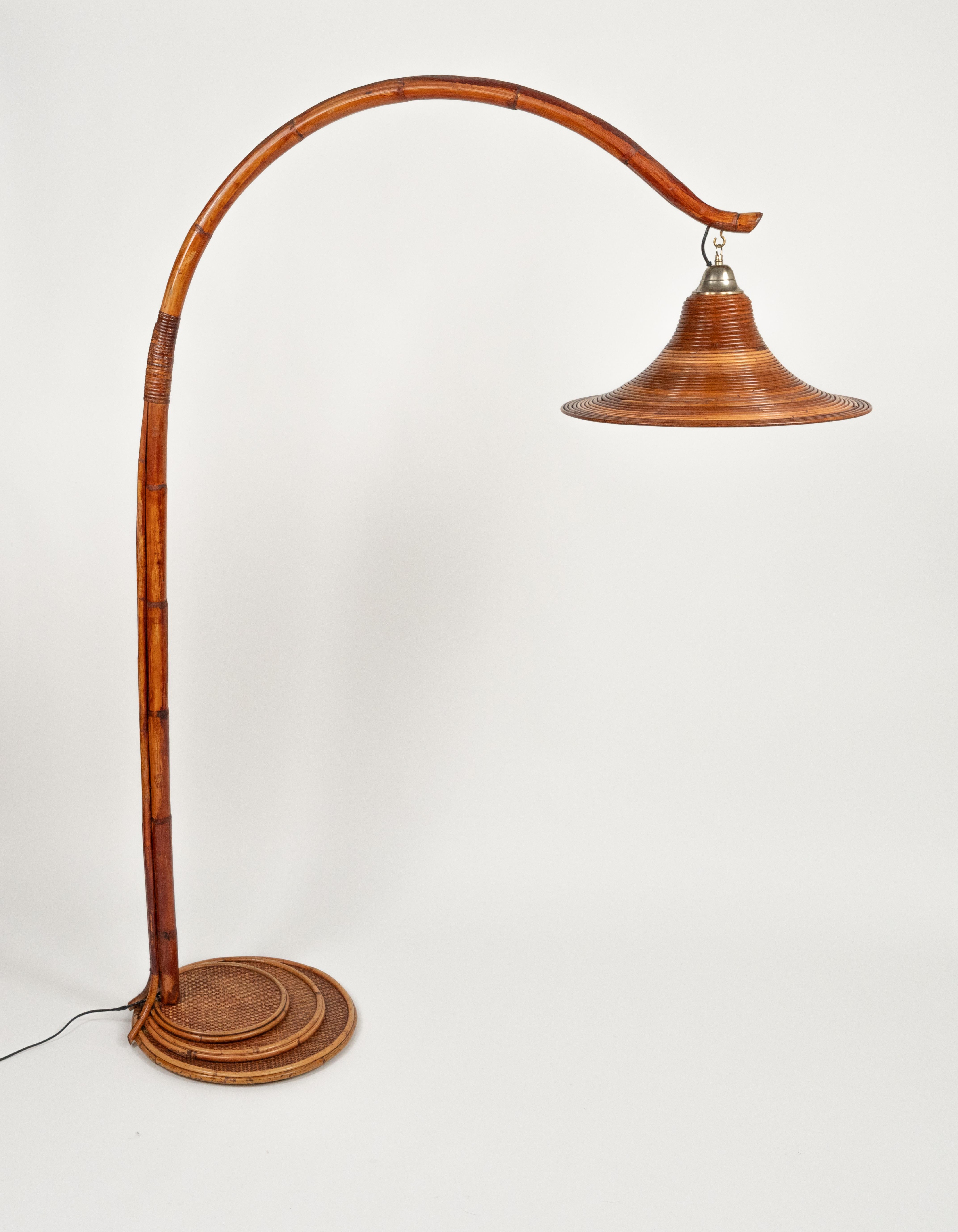 Mid-Century moderno Lampada da terra ad arco in bambù e rattan del Medioevo Vivai del Sud, Italia anni '70 in vendita